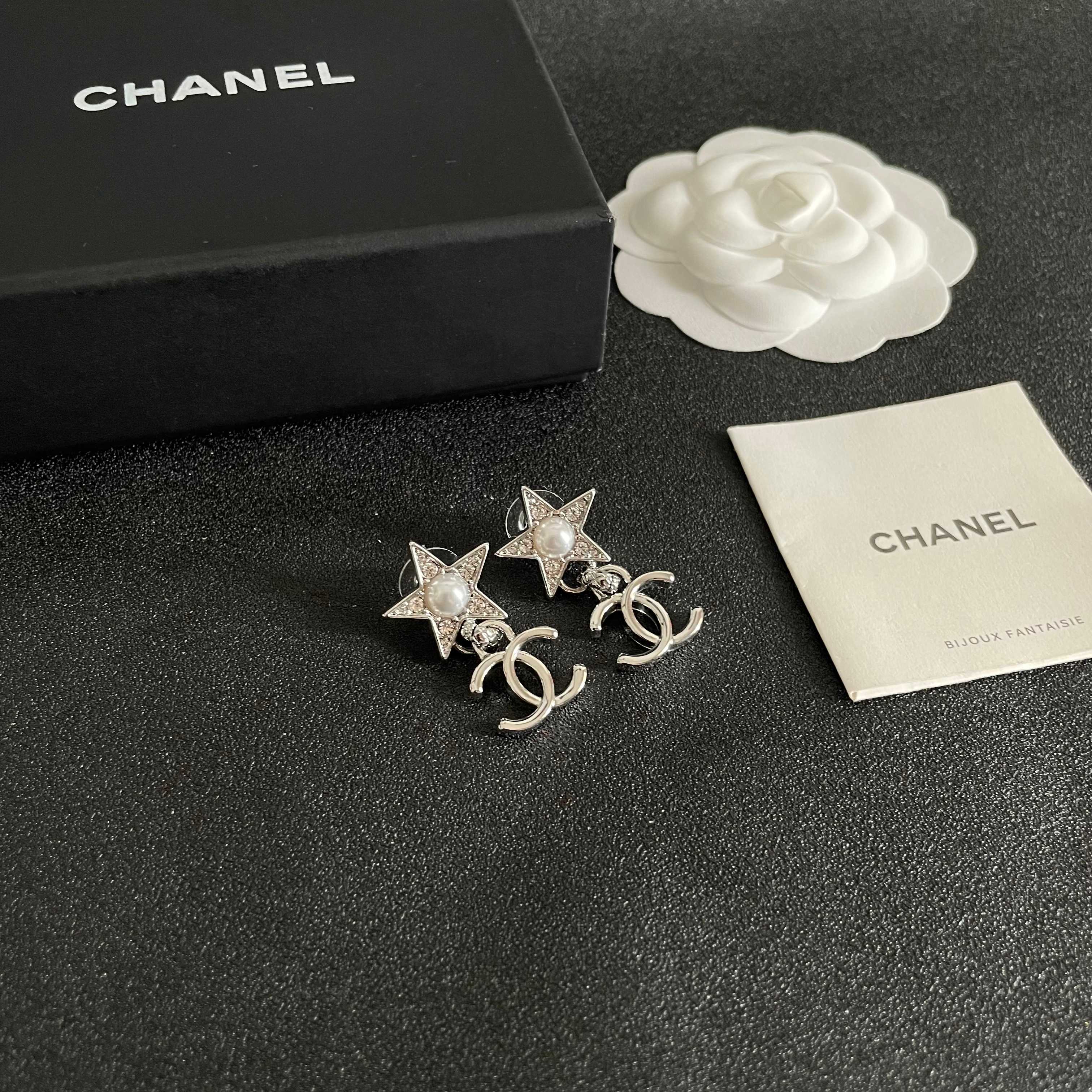  Chanel香奈儿 中古 字母 耳钉👀小香家的款式真心无需多介绍😘🎶每一款都超好看，精致大方，非常显气