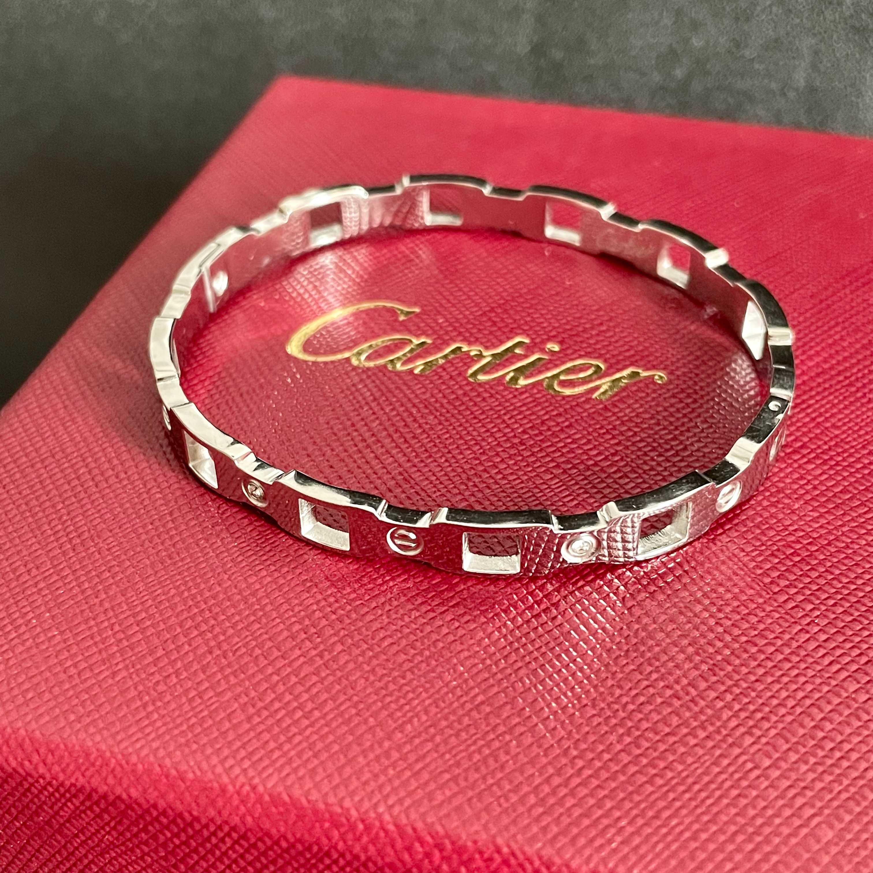 👑只有银色 Cartier 卡地亚官网最新发布 👉🏻火爆窄版细款手镯💥进口精工保色18k💯高端定制👈🏻🙈