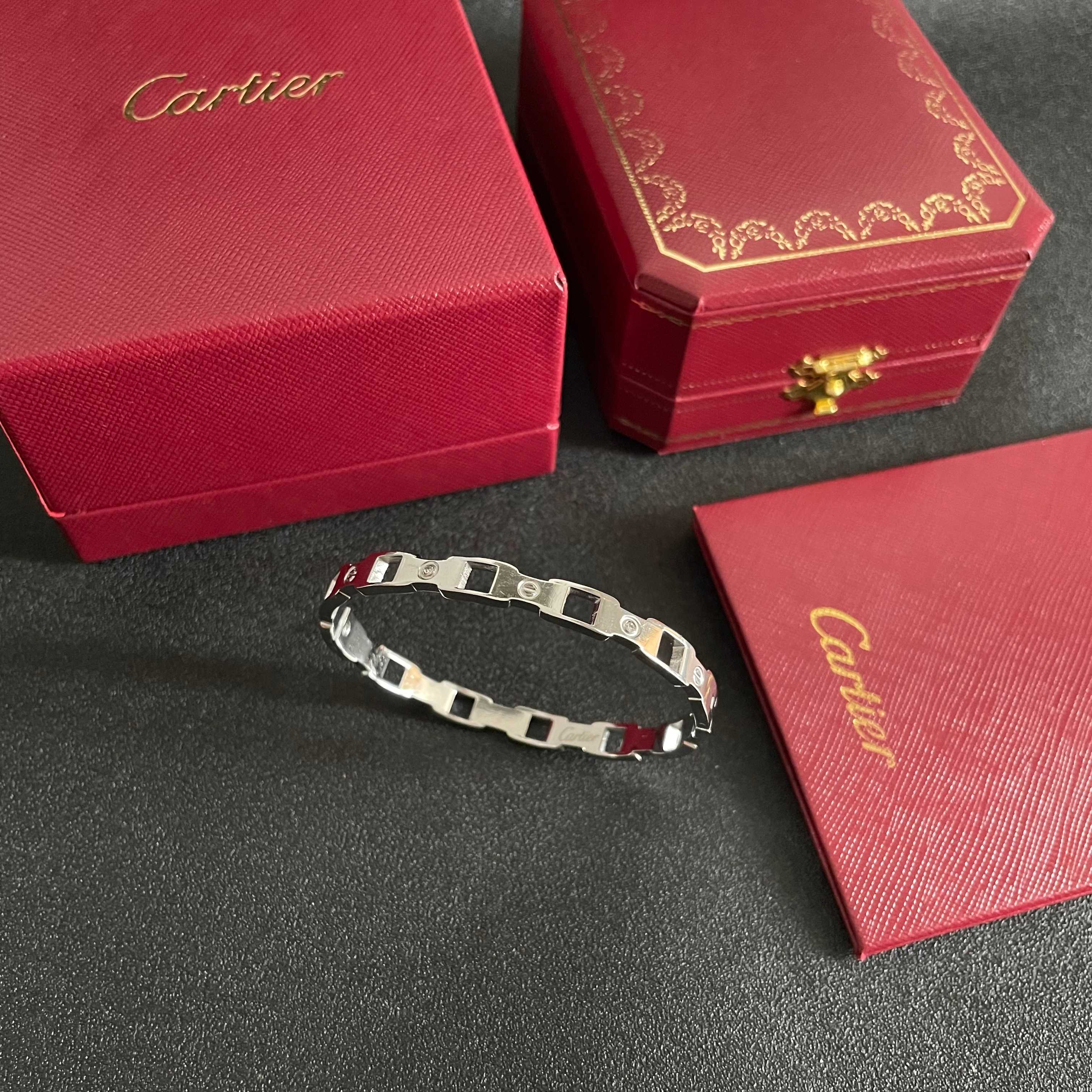 👑只有银色 Cartier 卡地亚官网最新发布 👉🏻火爆窄版细款手镯💥进口精工保色18k💯高端定制👈🏻🙈