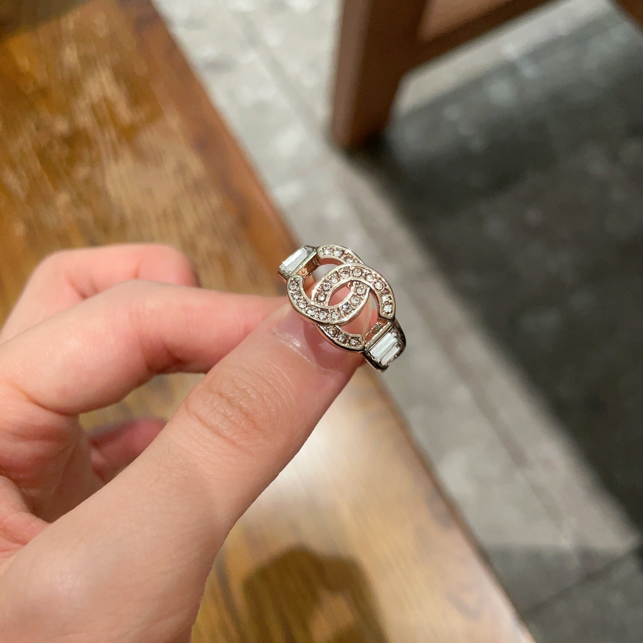  小香风Chanel字母双C造型  戒指！一戴就忍不住想夸的一款，简约的设计，超精致又显手白，简直爱了！