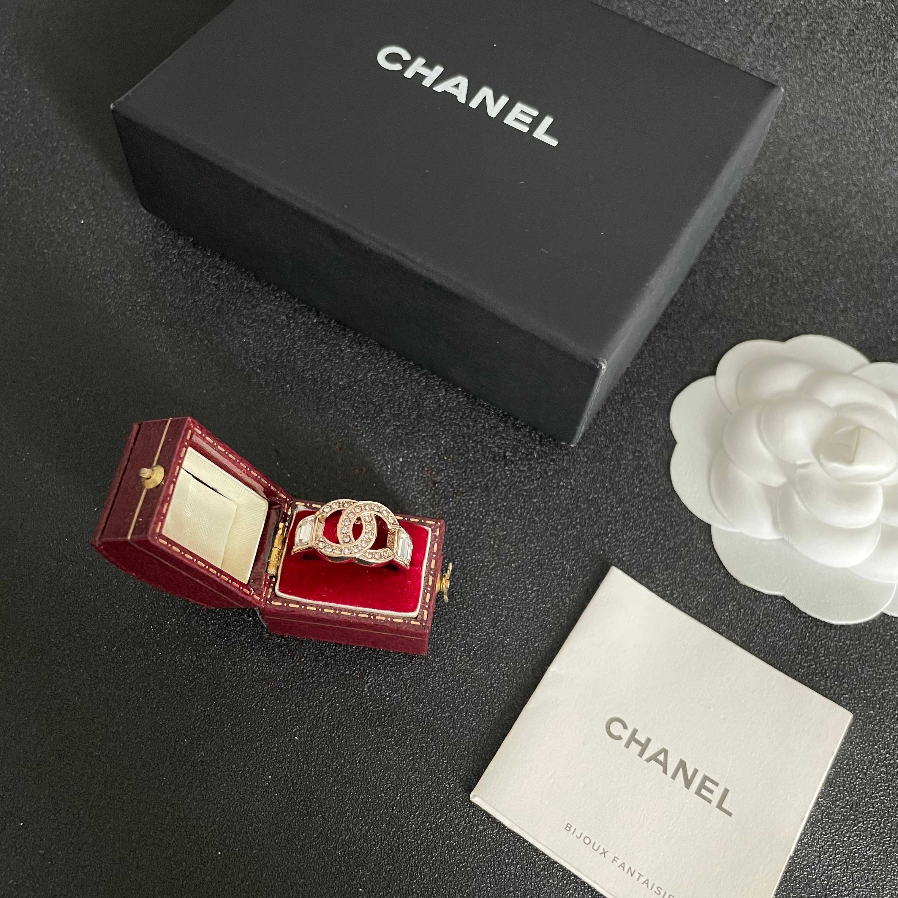  小香风Chanel字母双C造型  戒指！一戴就忍不住想夸的一款，简约的设计，超精致又显手白，简直爱了！