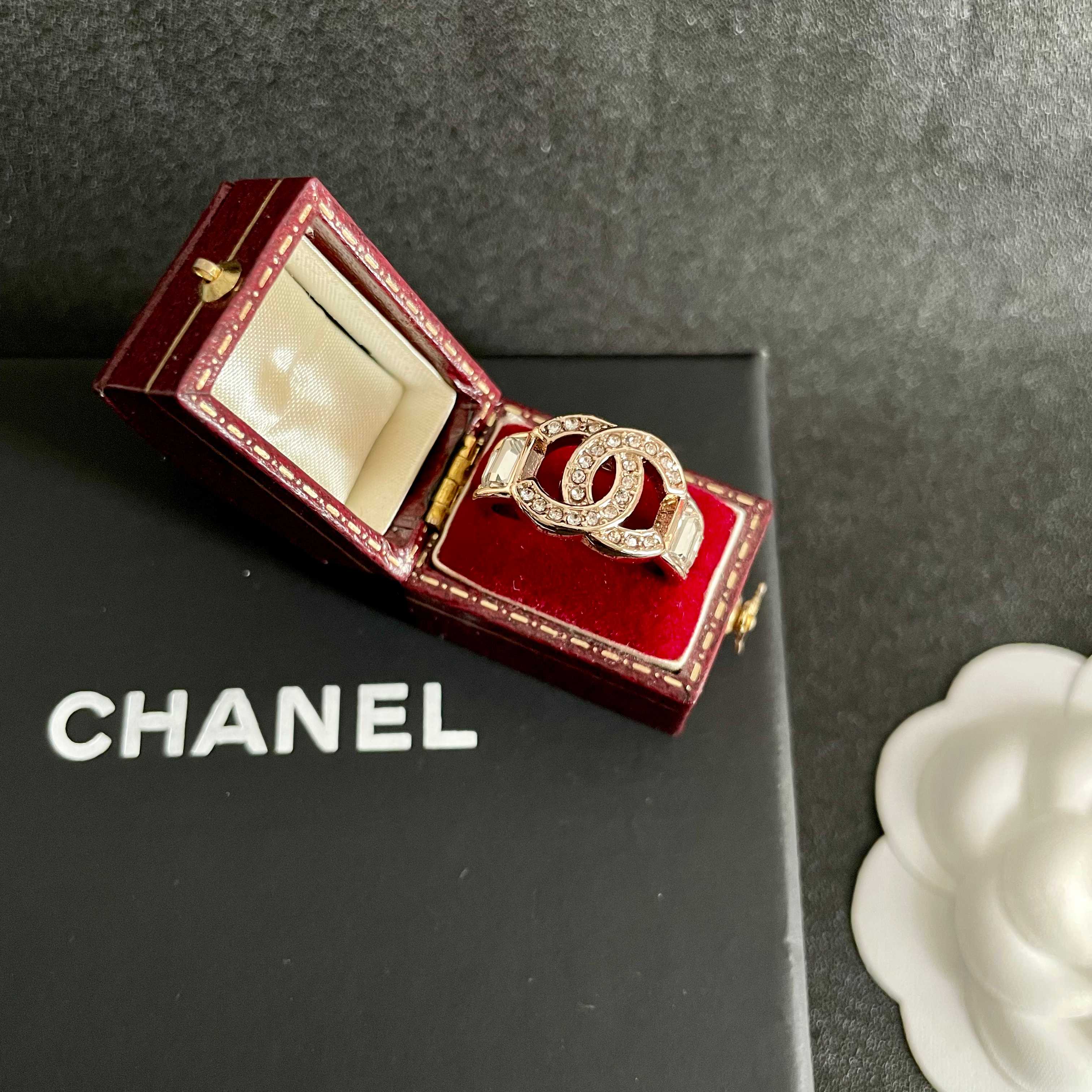  小香风Chanel字母双C造型  戒指！一戴就忍不住想夸的一款，简约的设计，超精致又显手白，简直爱了！