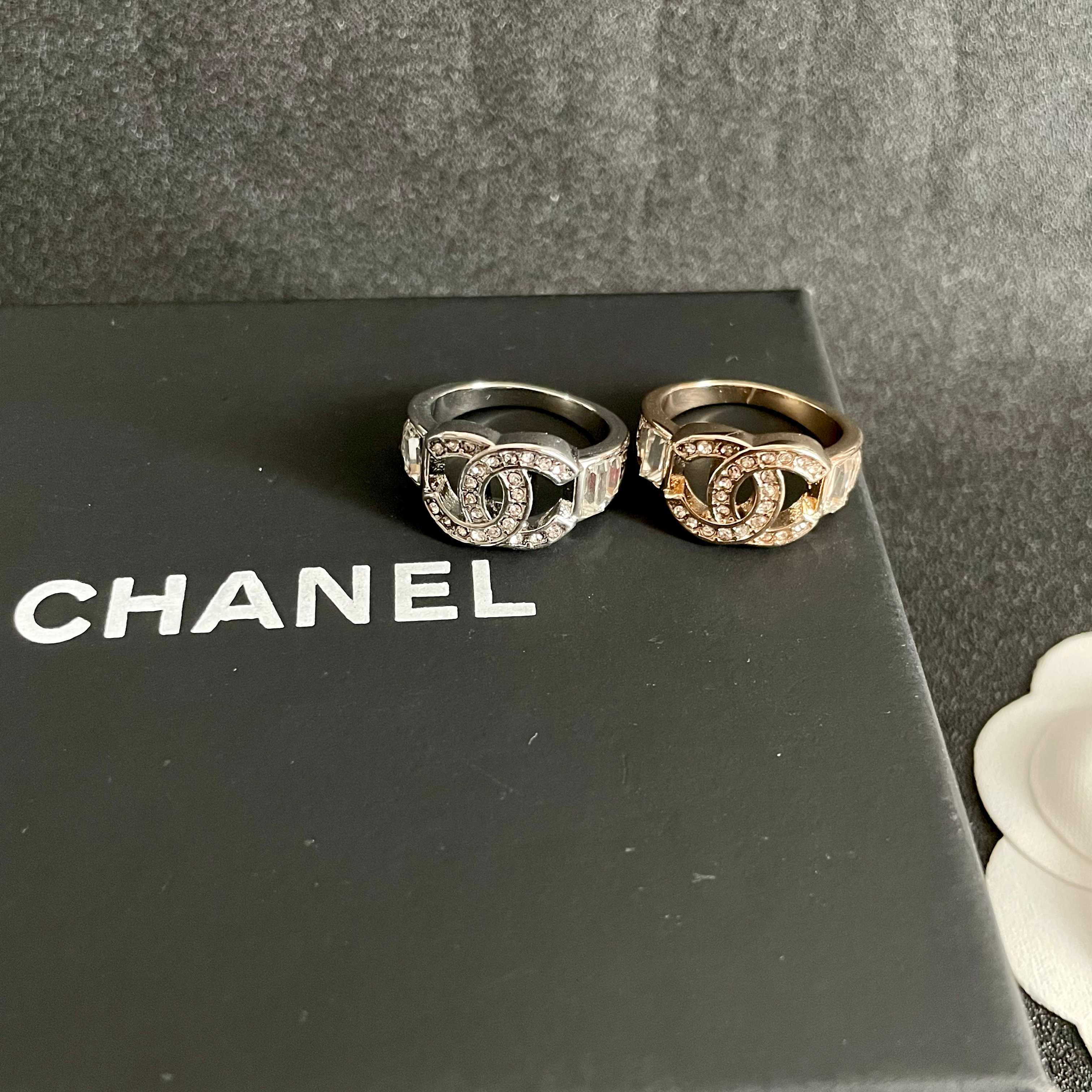  小香风Chanel字母双C造型  戒指！一戴就忍不住想夸的一款，简约的设计，超精致又显手白，简直爱了！