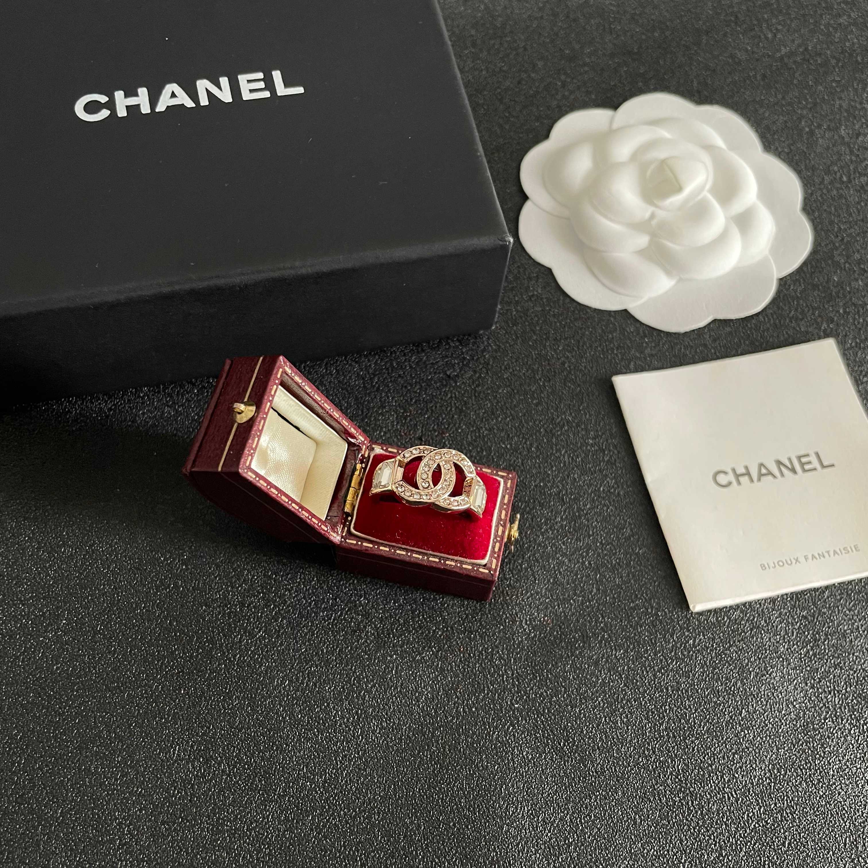  小香风Chanel字母双C造型  戒指！一戴就忍不住想夸的一款，简约的设计，超精致又显手白，简直爱了！
