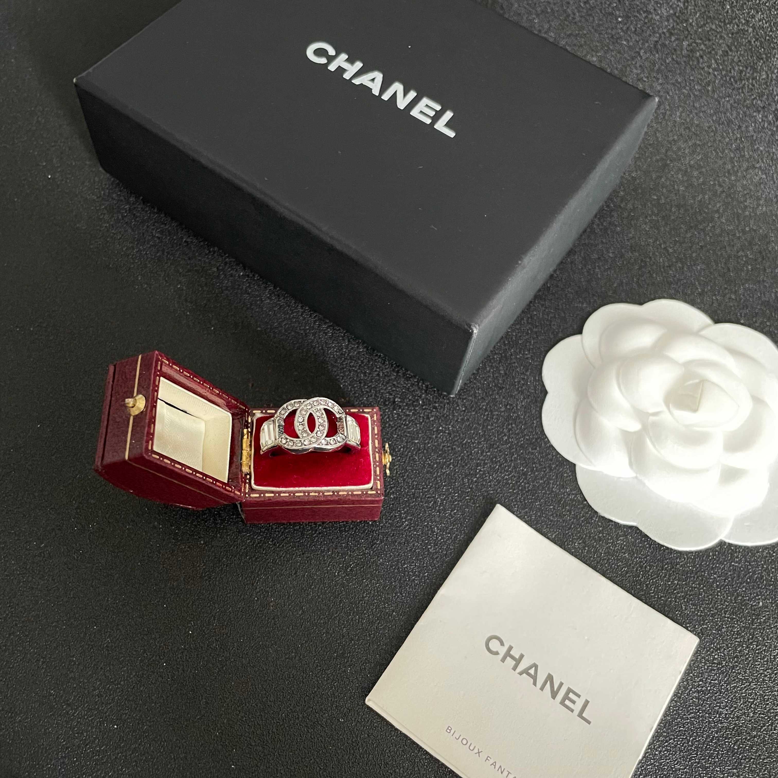  小香风Chanel字母双C造型  戒指！一戴就忍不住想夸的一款，简约的设计，超精致又显手白，简直爱了！