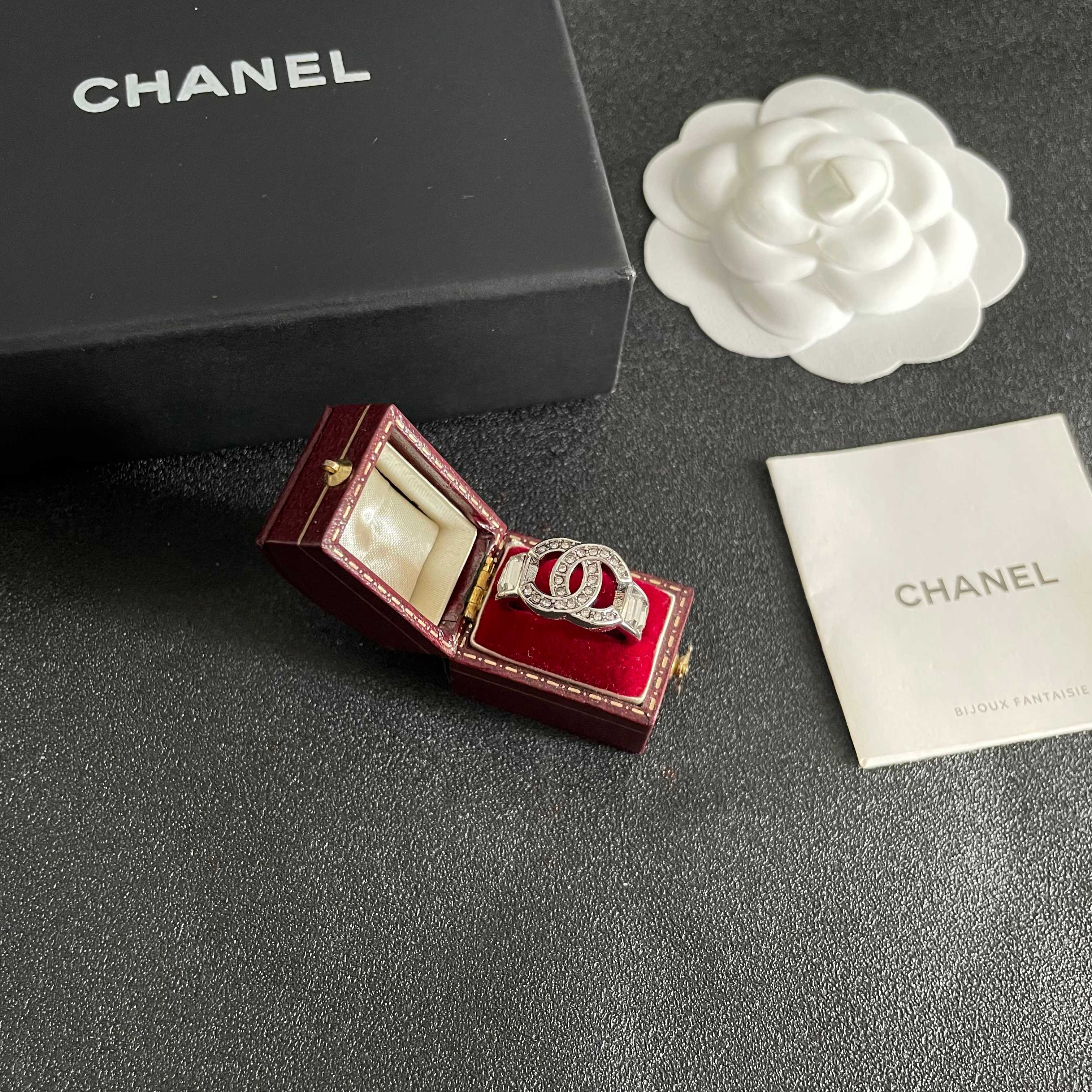  小香风Chanel字母双C造型  戒指！一戴就忍不住想夸的一款，简约的设计，超精致又显手白，简直爱了！