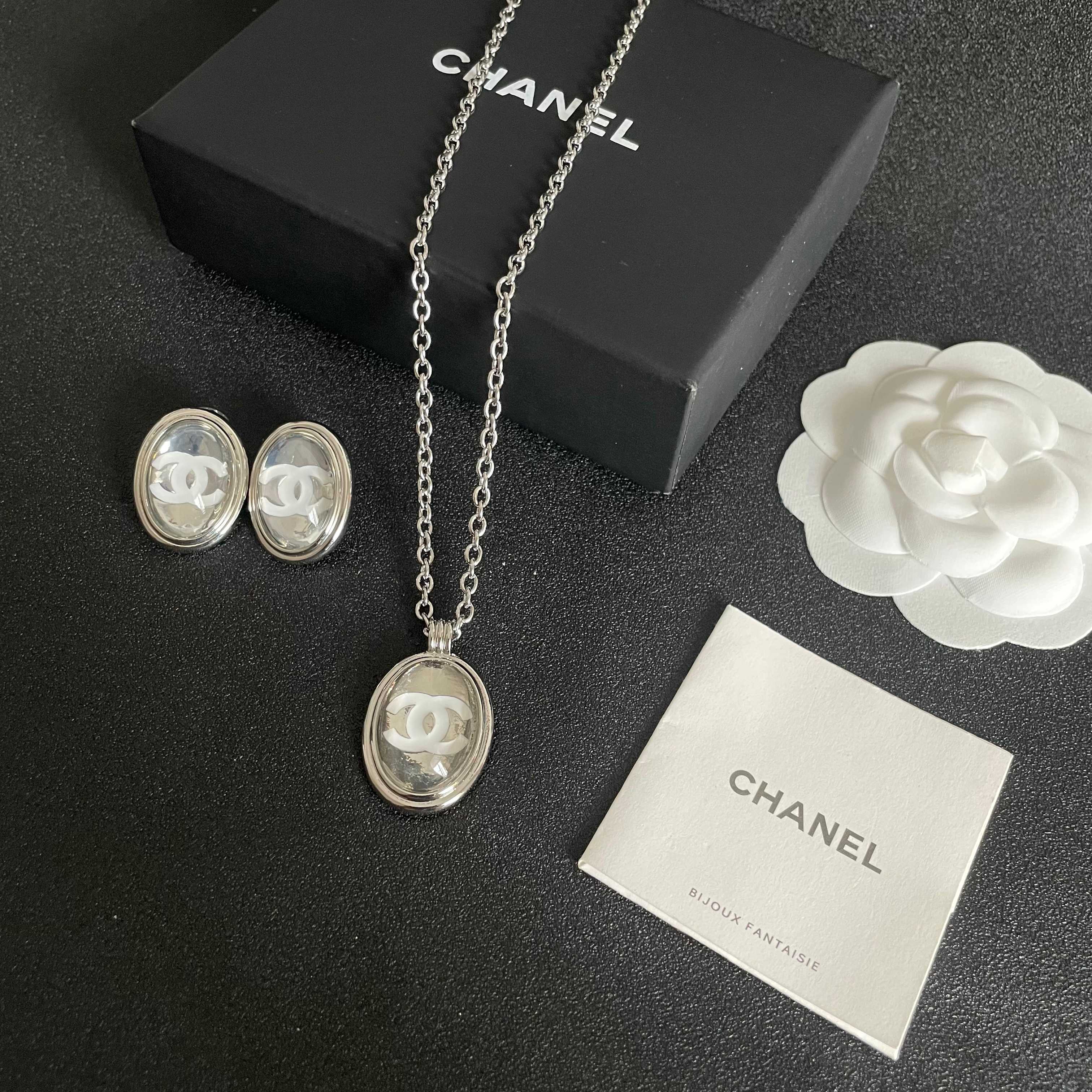  Chanel香奈儿 中古 字母项链👀小香家的款式真心无需多介绍😘🎶每一款都超好看，精致大方，非常显气质