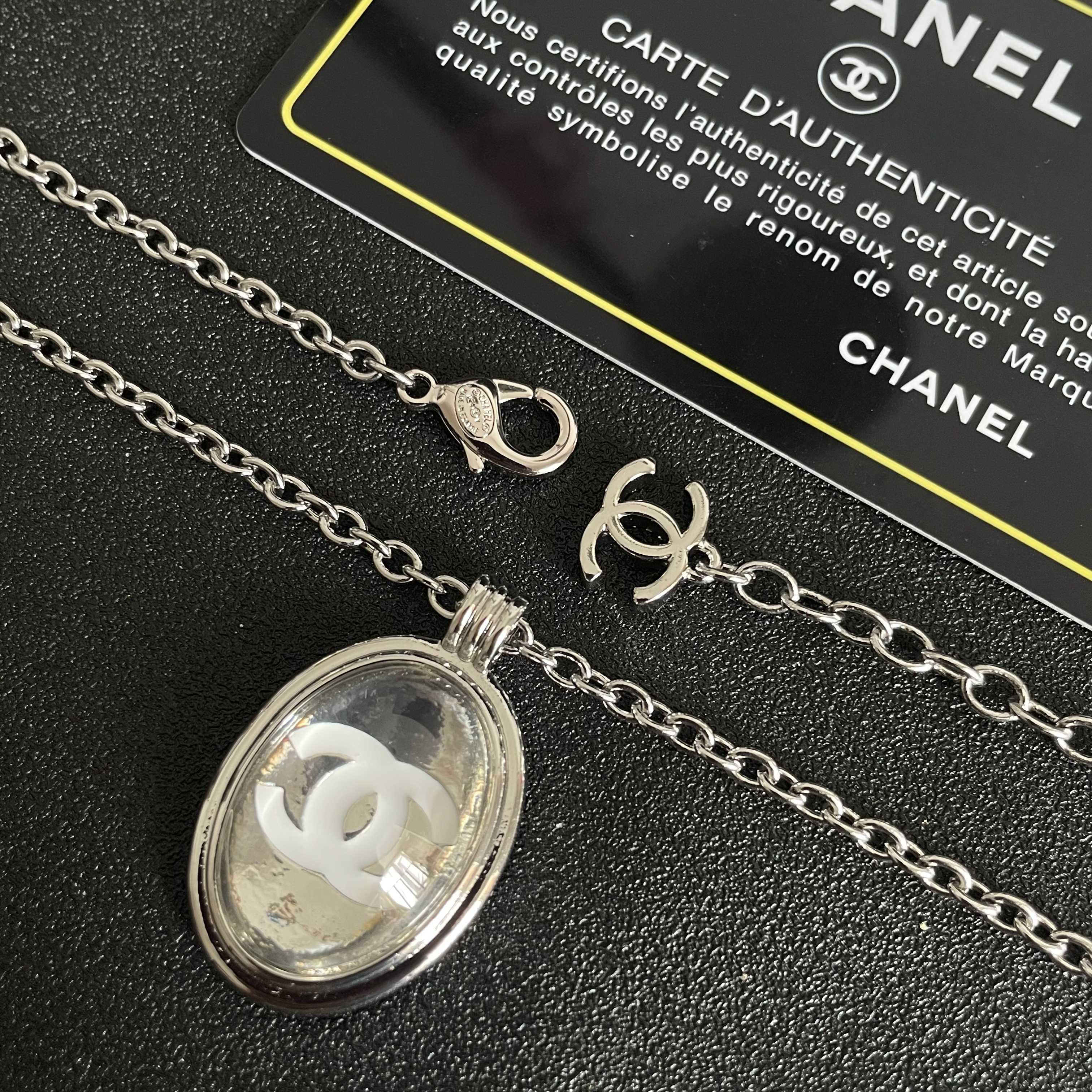  Chanel香奈儿 中古 字母项链👀小香家的款式真心无需多介绍😘🎶每一款都超好看，精致大方，非常显气质