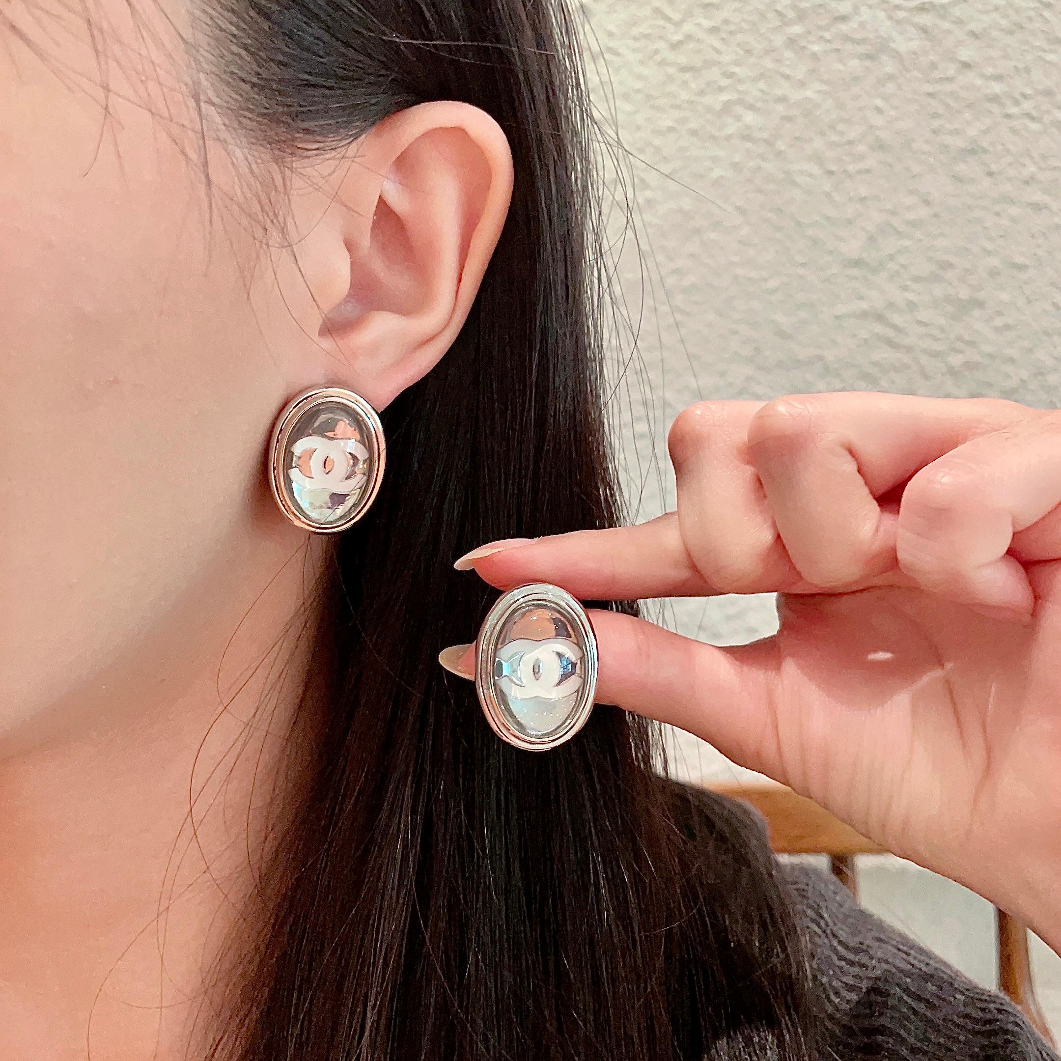  Chanel香奈儿 中古 耳钉👀小香家的款式真心无需多介绍😘🎶每一款都超好看，精致大方，非常显气质.