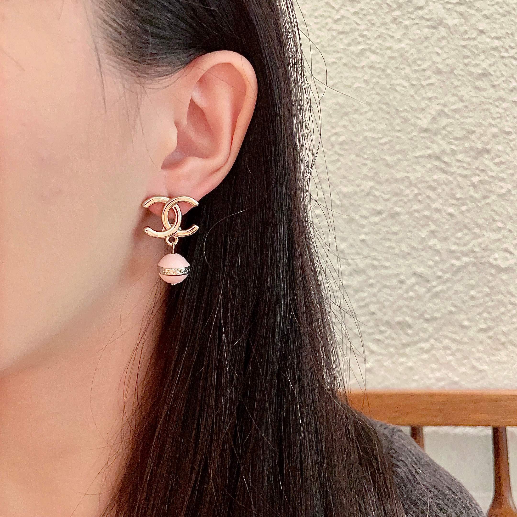  Chanel香奈儿 中古 双C耳钉👀原版复刻logo 小香家的款式真心无需多介绍😘🎶每一款都超好看，精