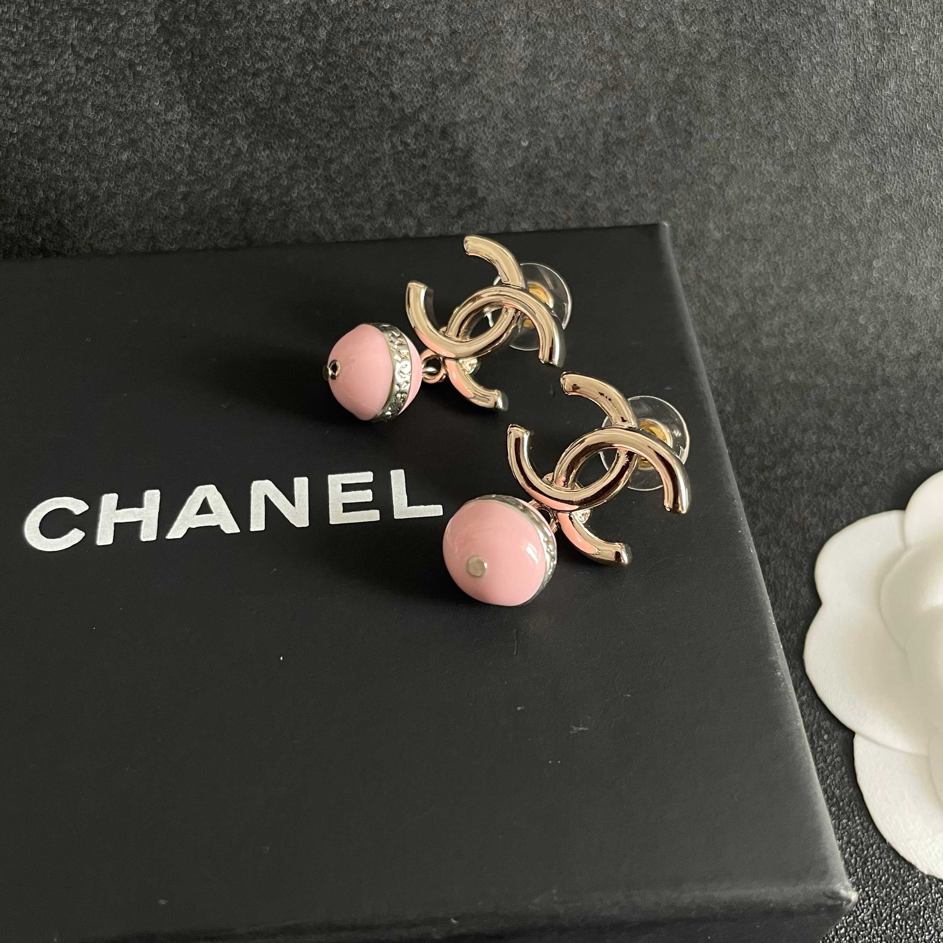  Chanel香奈儿 中古 双C耳钉👀原版复刻logo 小香家的款式真心无需多介绍😘🎶每一款都超好看，精