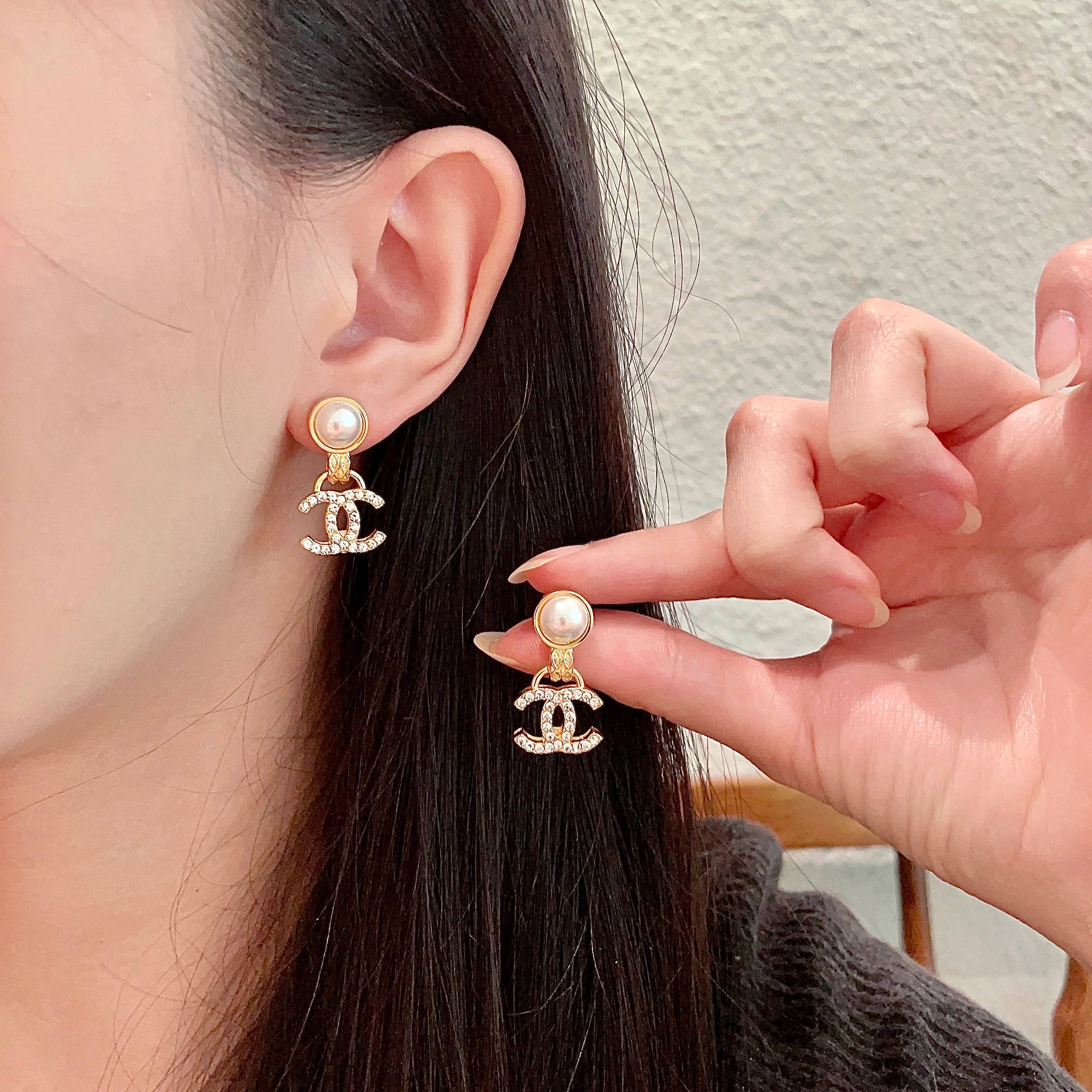  Chanel香奈儿 中古 双C耳钉👀原版复刻logo 小香家的款式真心无需多介绍😘🎶每一款都超好看，精