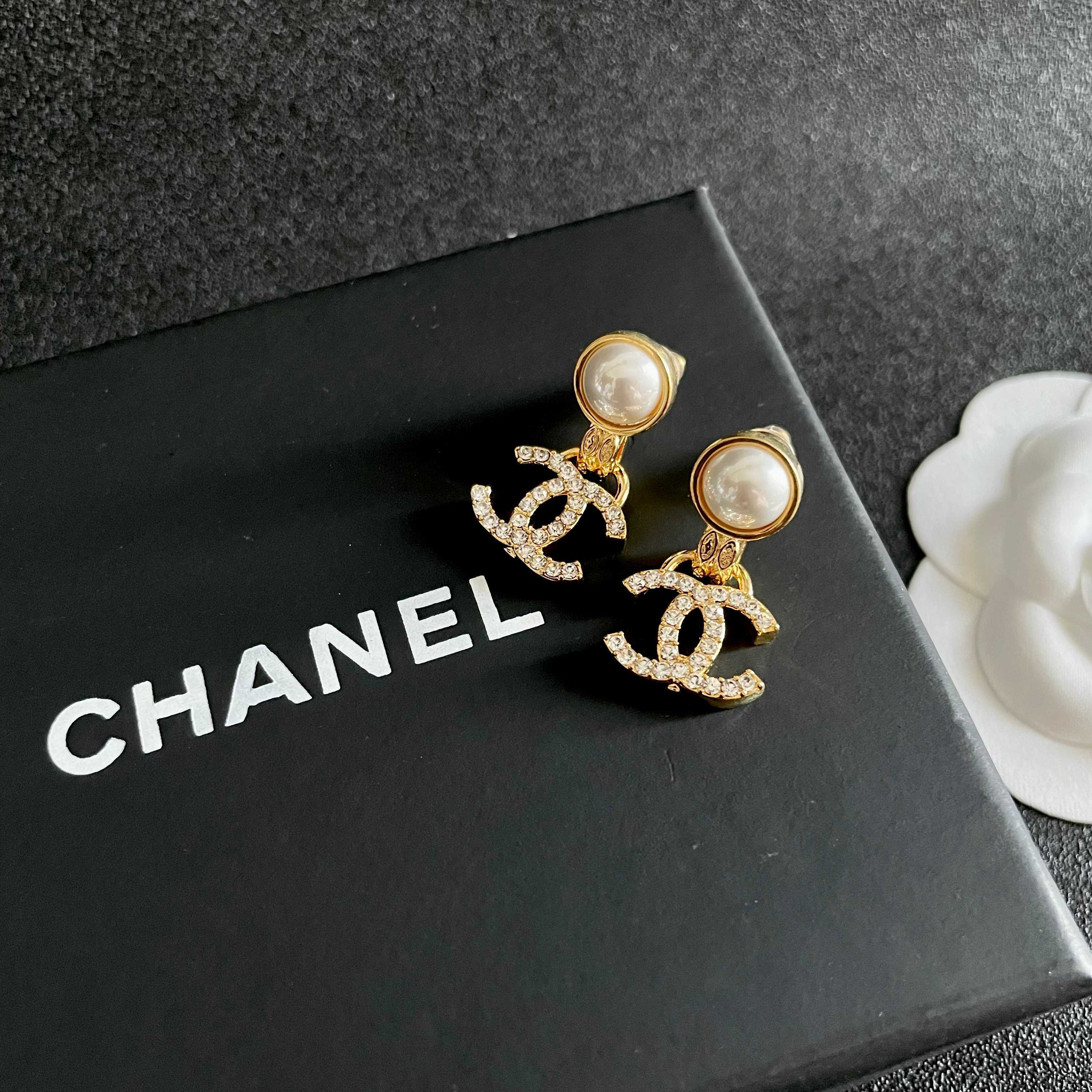  Chanel香奈儿 中古 双C耳钉👀原版复刻logo 小香家的款式真心无需多介绍😘🎶每一款都超好看，精