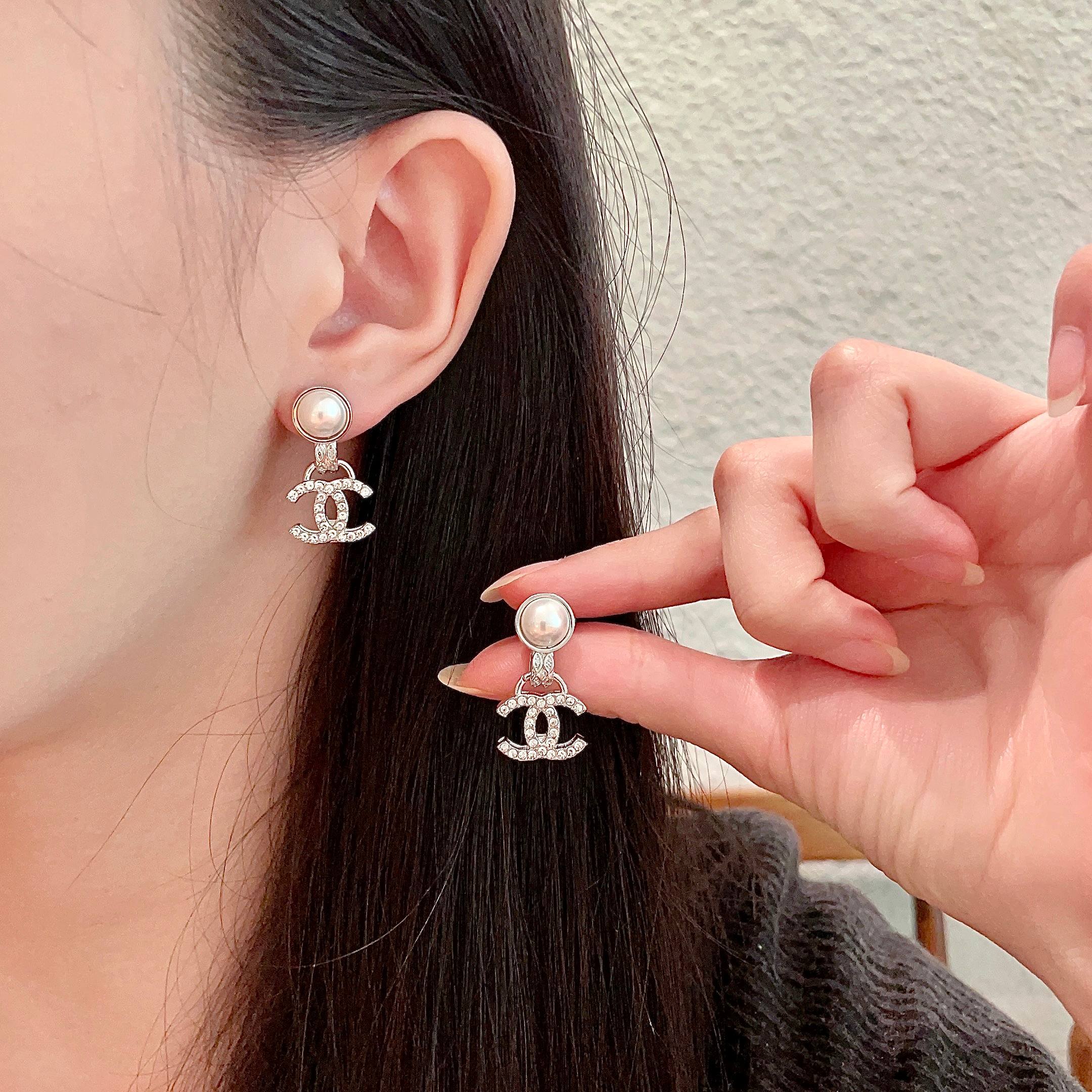  Chanel香奈儿 中古 双C耳钉👀原版复刻logo 小香家的款式真心无需多介绍😘🎶每一款都超好看，精
