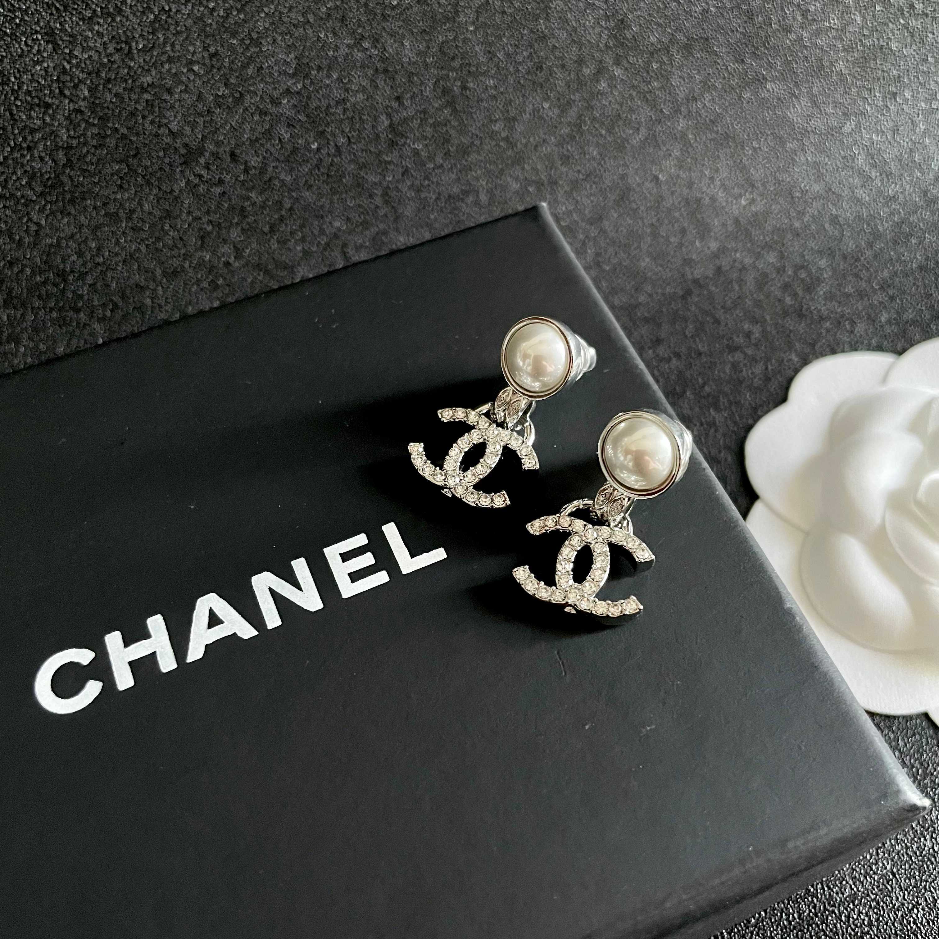  Chanel香奈儿 中古 双C耳钉👀原版复刻logo 小香家的款式真心无需多介绍😘🎶每一款都超好看，精