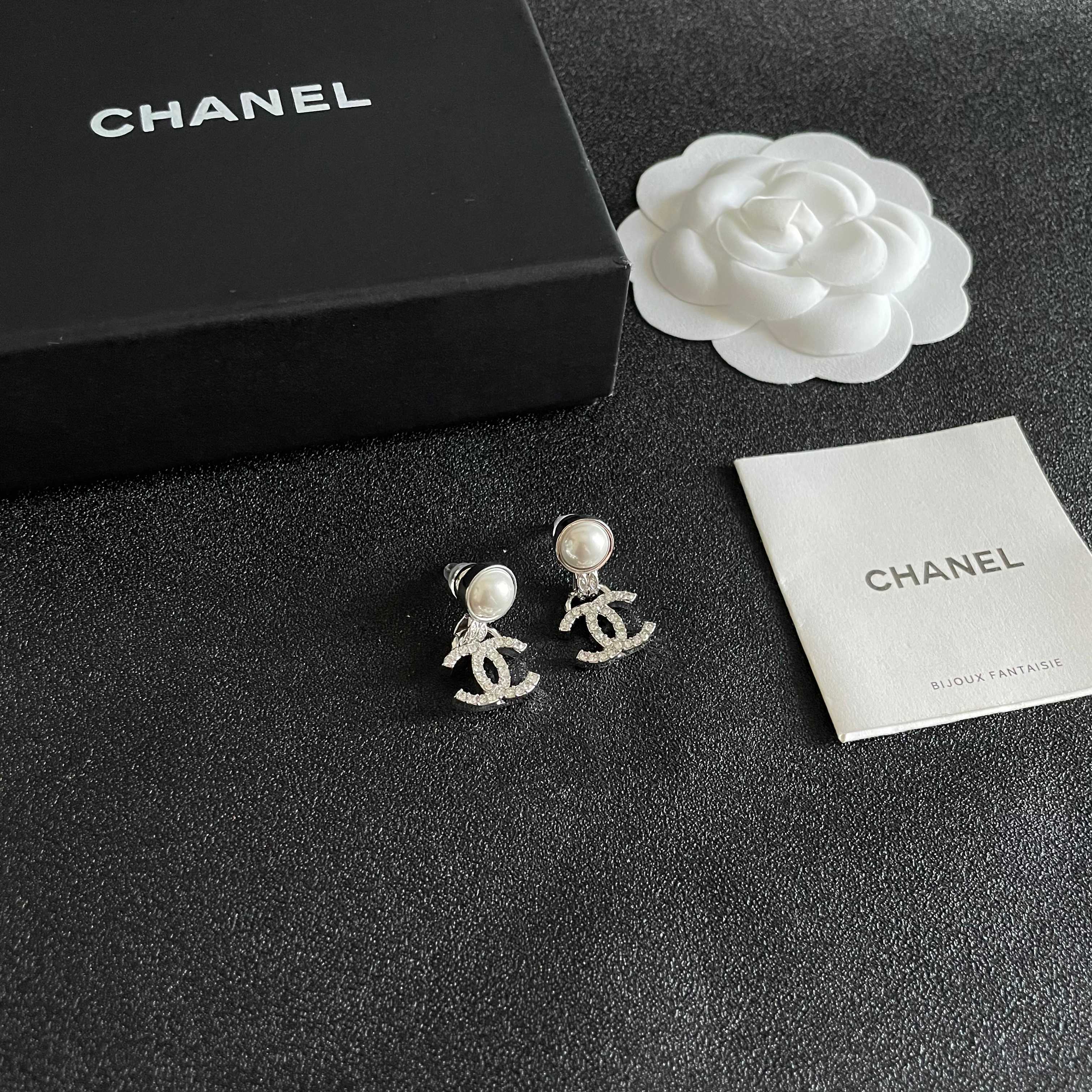  Chanel香奈儿 中古 双C耳钉👀原版复刻logo 小香家的款式真心无需多介绍😘🎶每一款都超好看，精