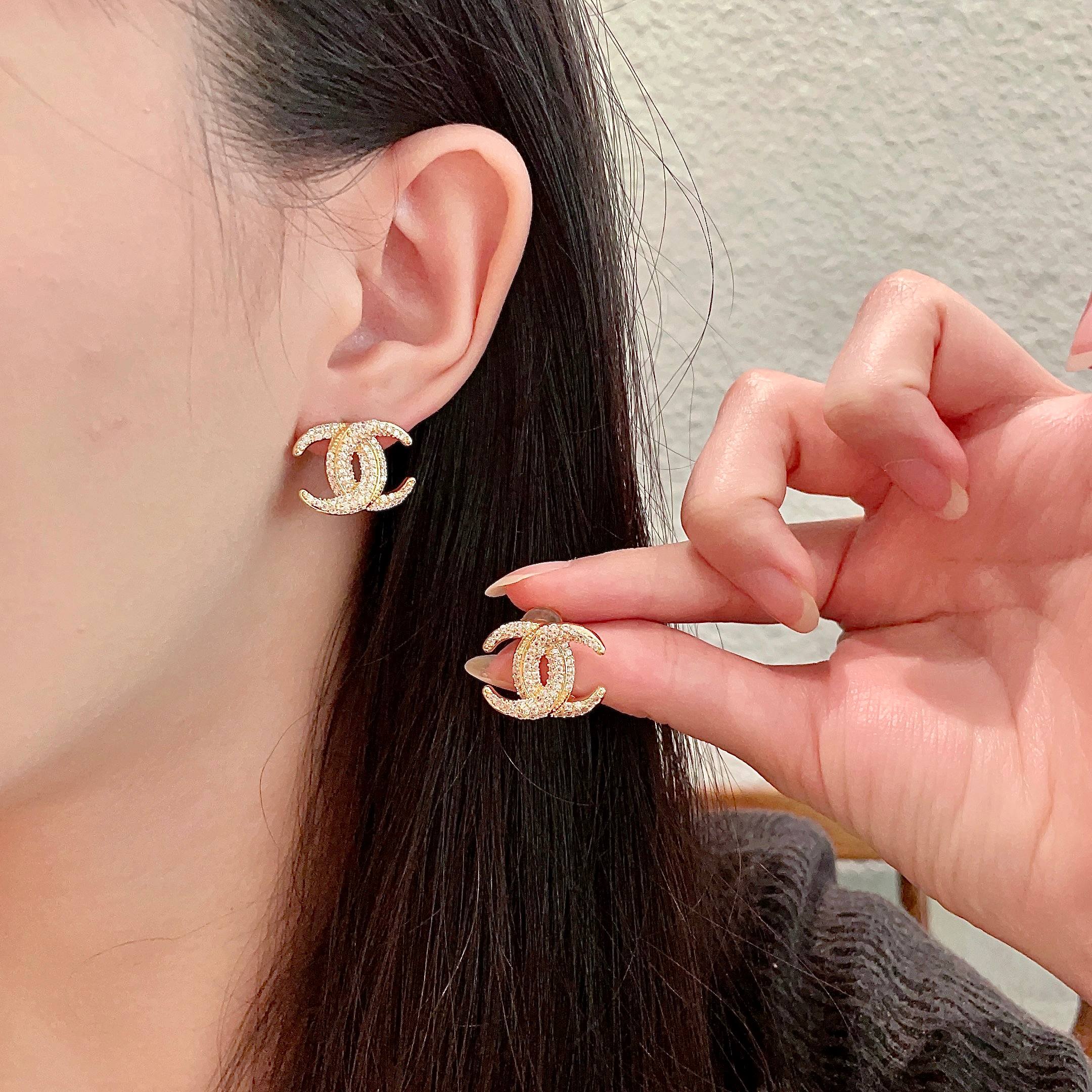  Chanel香奈儿 中古 双C耳钉👀原版复刻logo 小香家的款式真心无需多介绍😘🎶每一款都超好看，精
