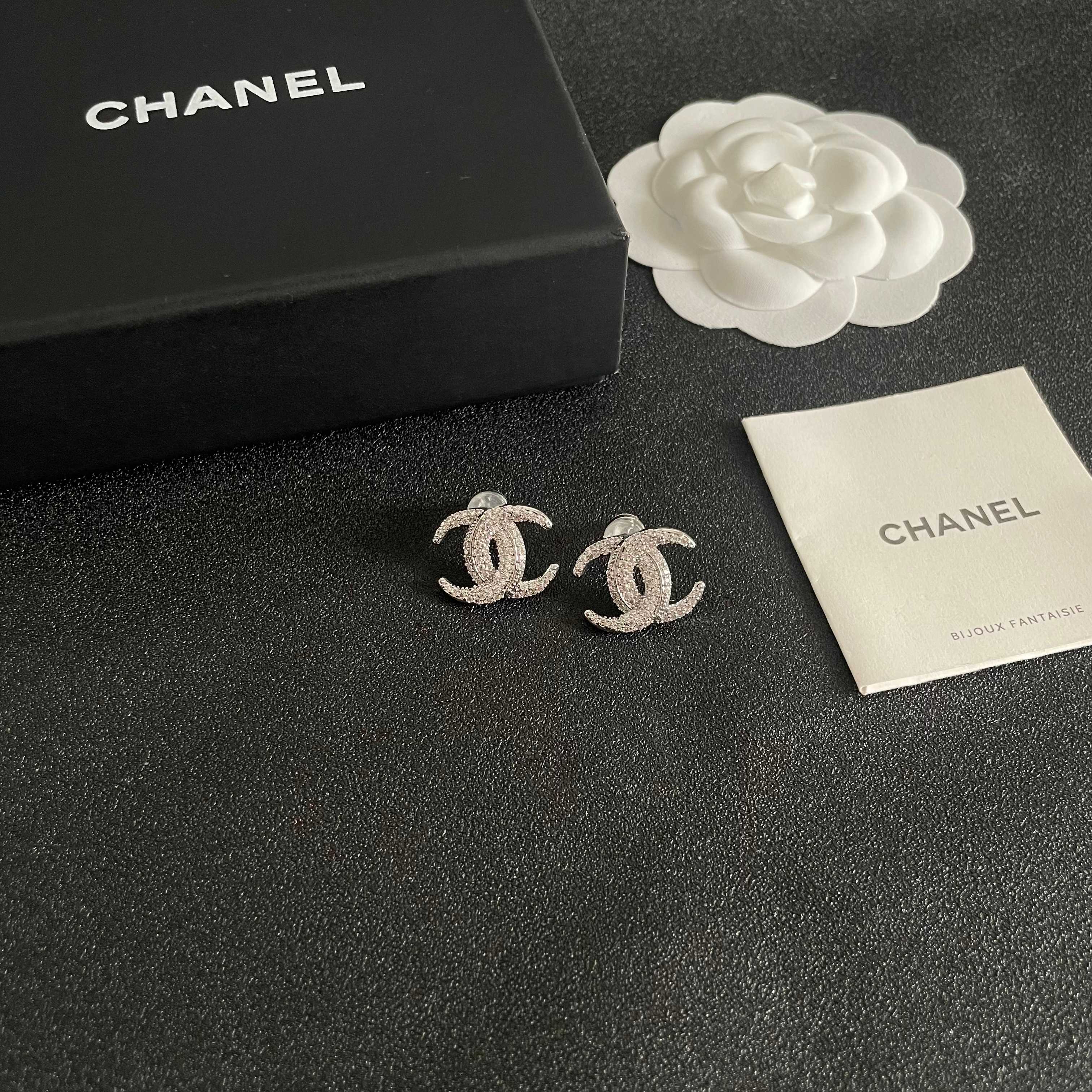  Chanel香奈儿 中古 双C耳钉👀原版复刻logo 小香家的款式真心无需多介绍😘🎶每一款都超好看，精