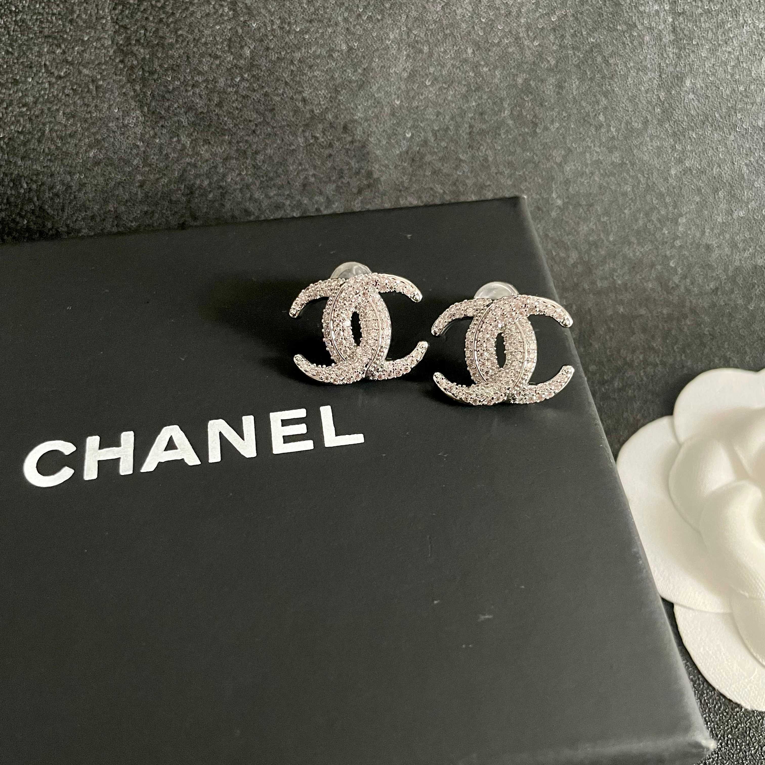  Chanel香奈儿 中古 双C耳钉👀原版复刻logo 小香家的款式真心无需多介绍😘🎶每一款都超好看，精