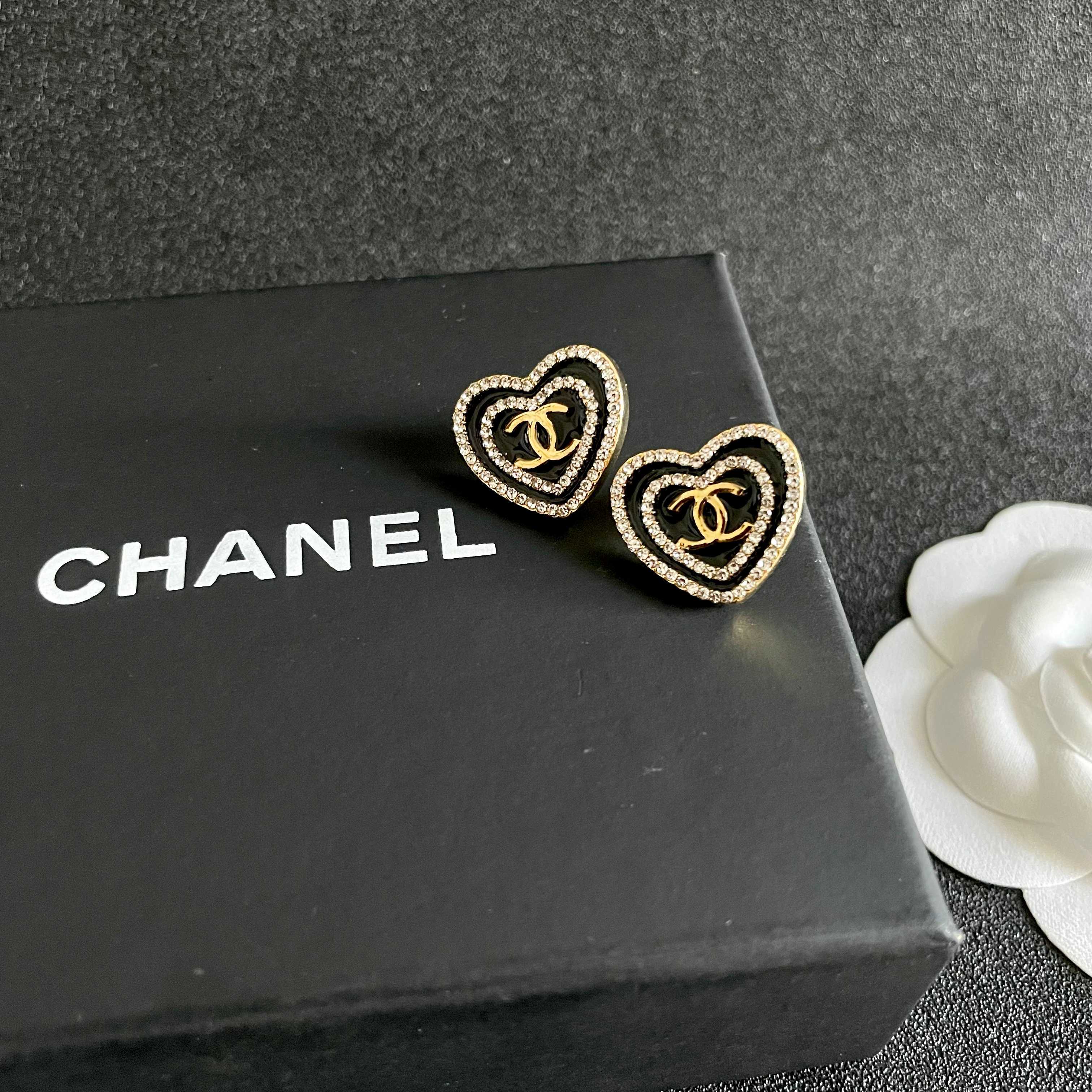  Chanel香奈儿 中古 双C耳钉👀原版复刻logo 小香家的款式真心无需多介绍😘🎶每一款都超好看，精