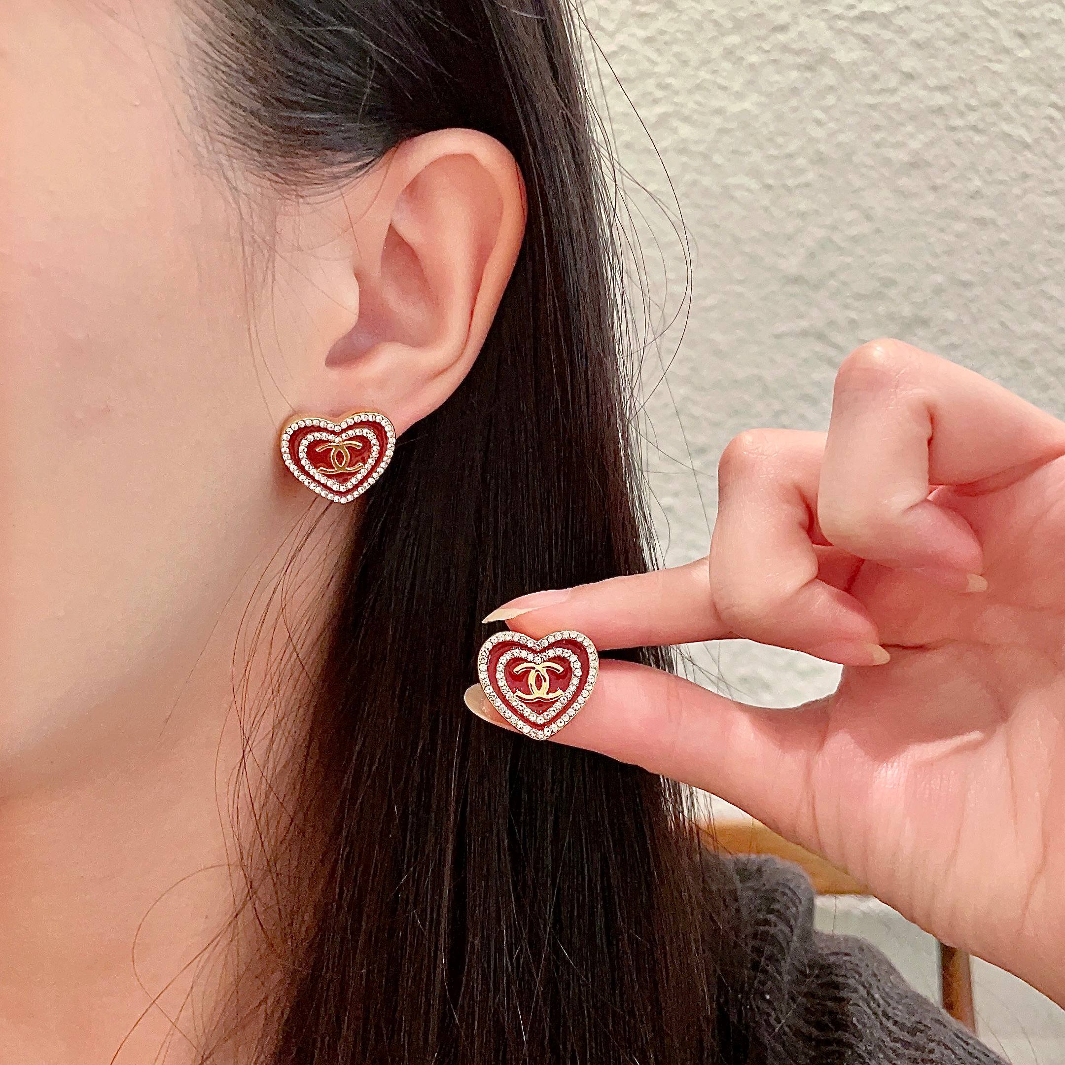  Chanel香奈儿 中古 双C耳钉👀原版复刻logo 小香家的款式真心无需多介绍😘🎶每一款都超好看，精