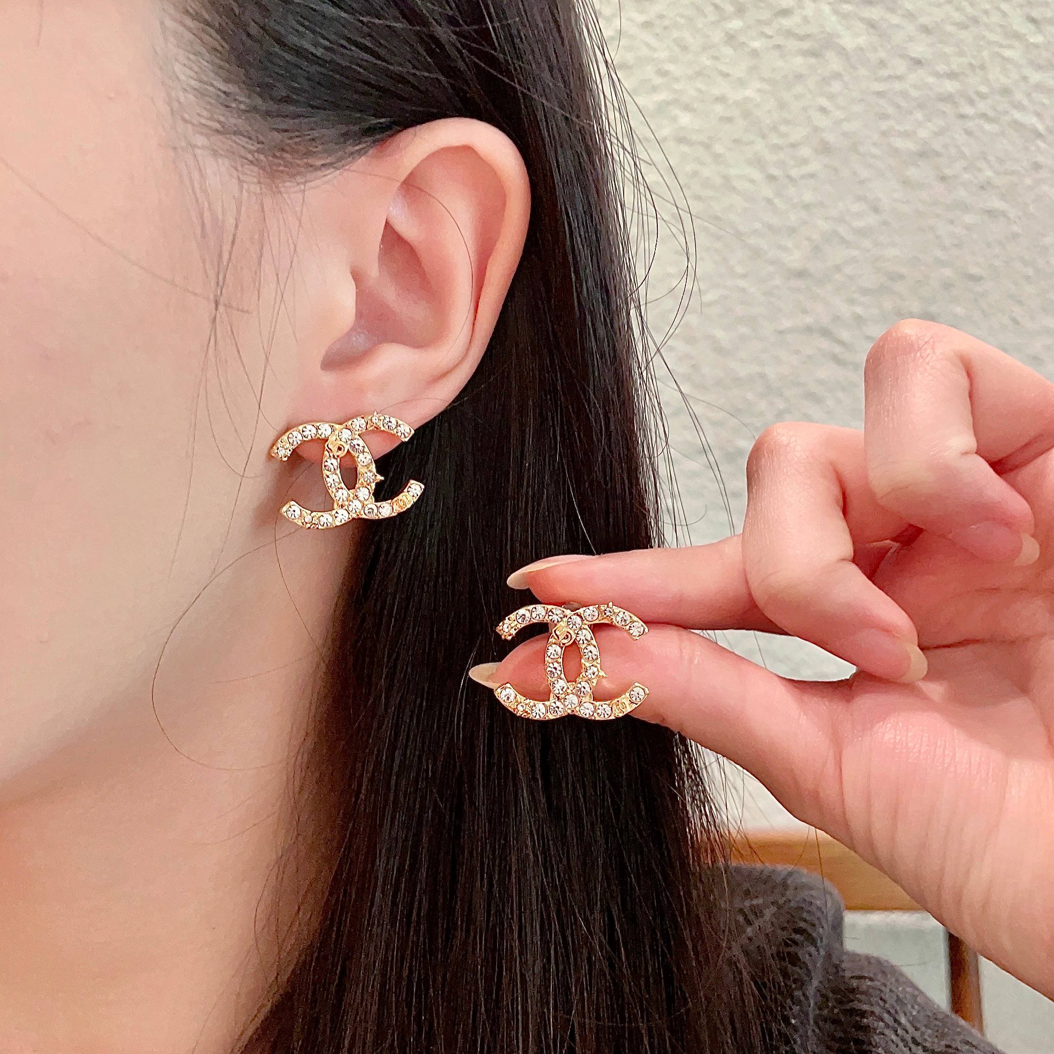  Chanel香奈儿 中古 双C耳钉👀原版复刻logo 小香家的款式真心无需多介绍😘🎶每一款都超好看，精