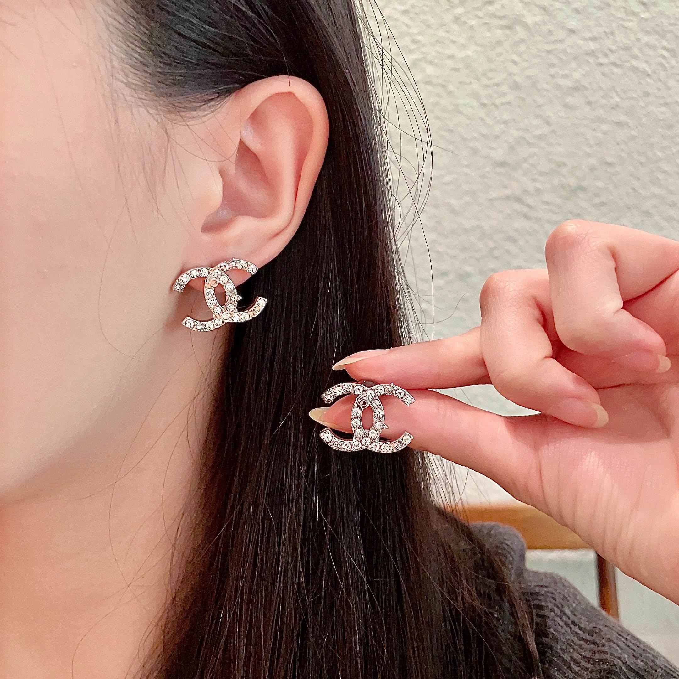  Chanel香奈儿 中古 双C耳钉👀原版复刻logo 小香家的款式真心无需多介绍😘🎶每一款都超好看，精