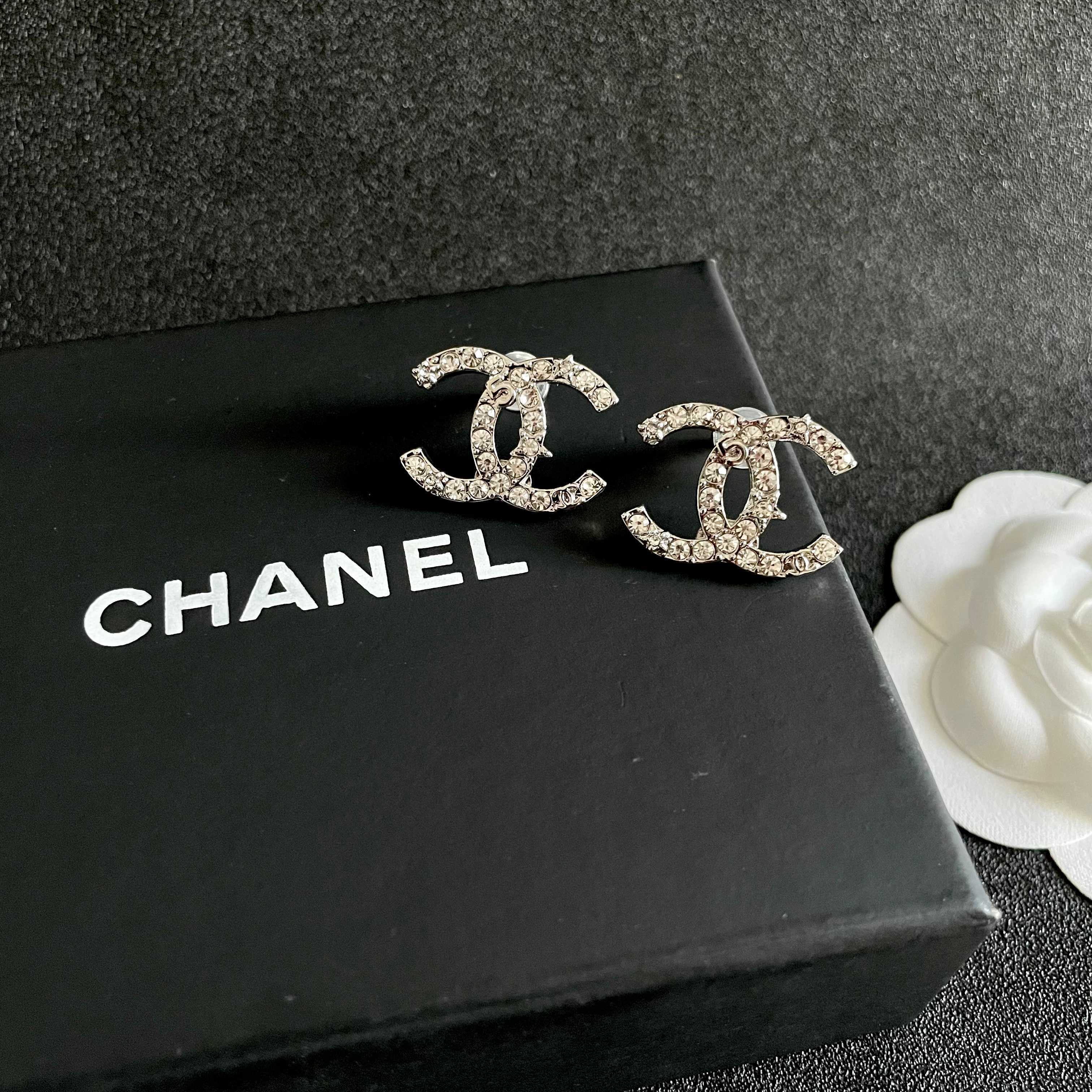  Chanel香奈儿 中古 双C耳钉👀原版复刻logo 小香家的款式真心无需多介绍😘🎶每一款都超好看，精