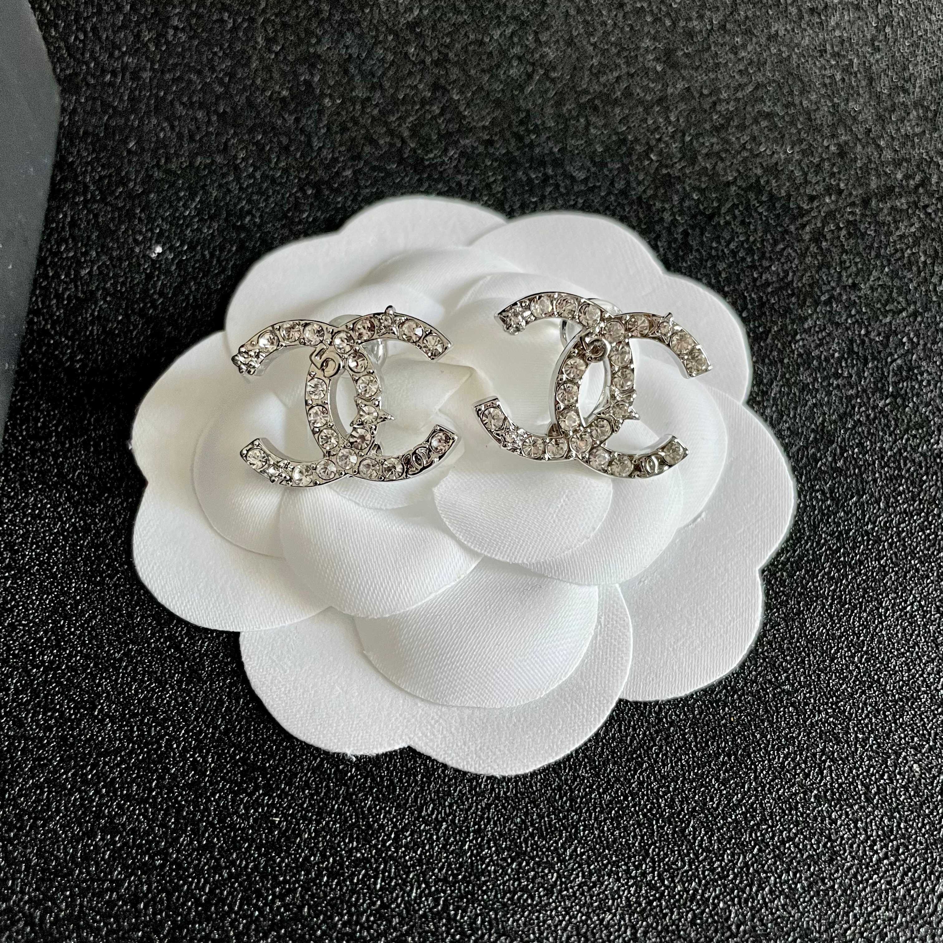  Chanel香奈儿 中古 双C耳钉👀原版复刻logo 小香家的款式真心无需多介绍😘🎶每一款都超好看，精