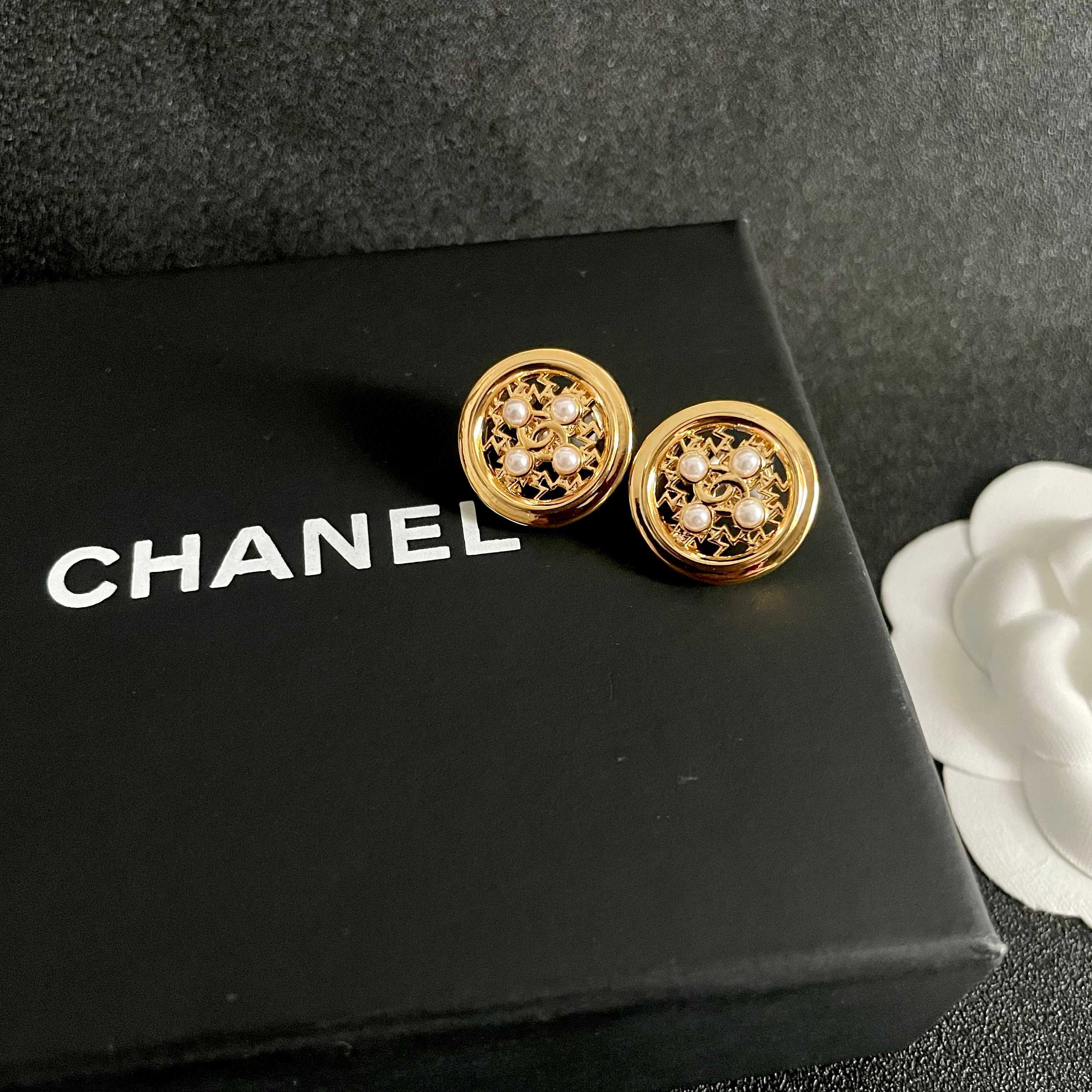  Chanel香奈儿 中古 双C耳钉👀原版复刻logo 小香家的款式真心无需多介绍😘🎶每一款都超好看，精
