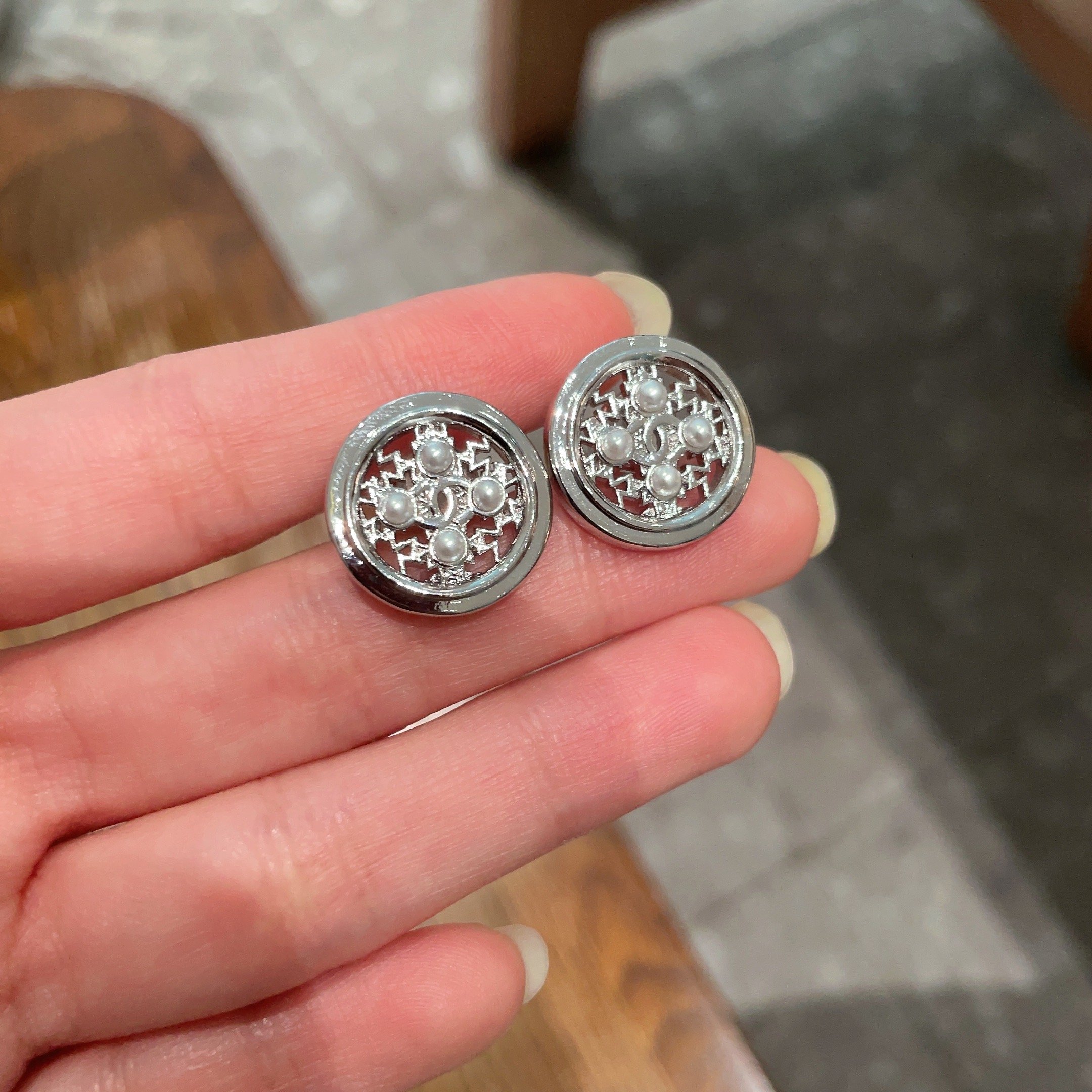  Chanel香奈儿 中古 双C耳钉👀原版复刻logo 小香家的款式真心无需多介绍😘🎶每一款都超好看，精