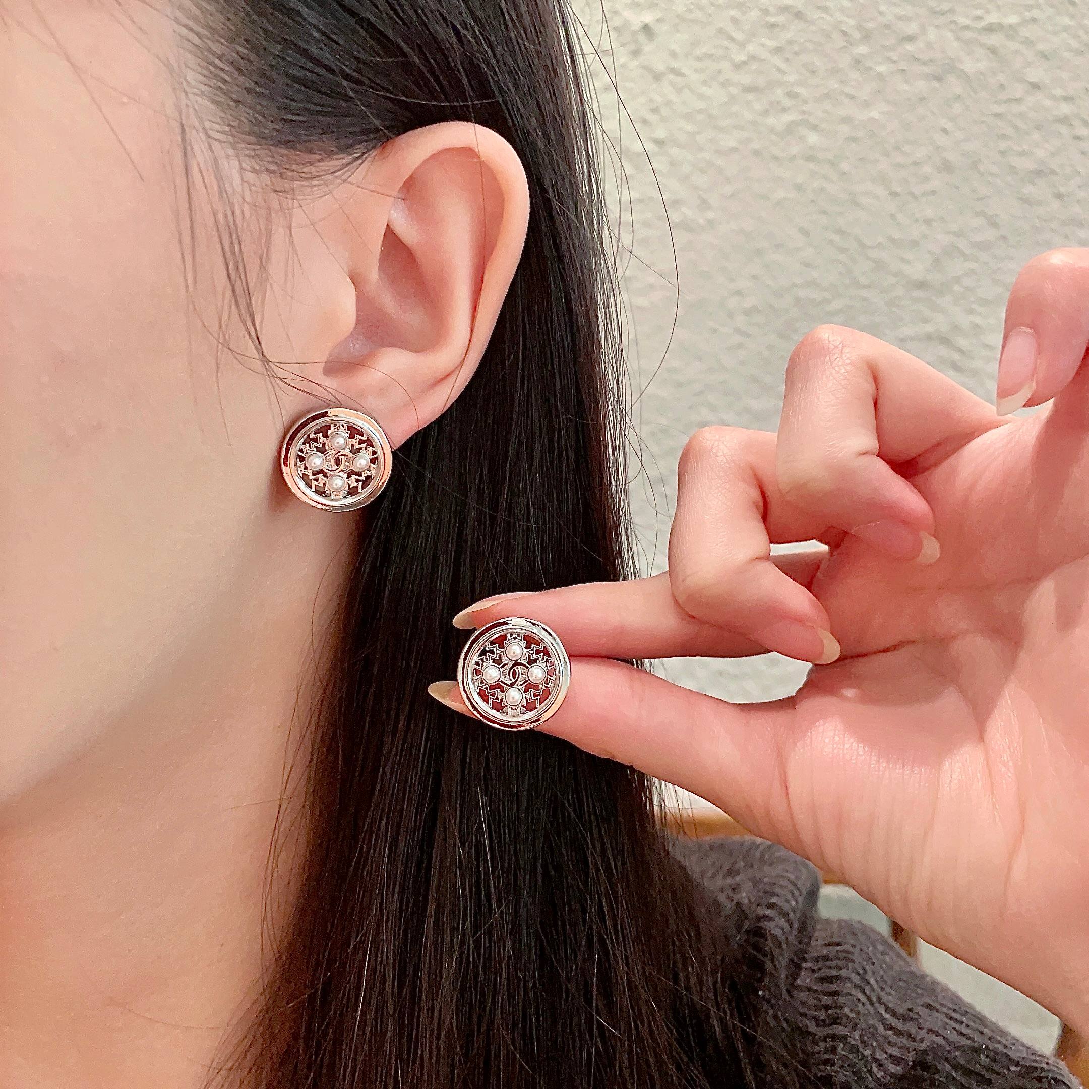  Chanel香奈儿 中古 双C耳钉👀原版复刻logo 小香家的款式真心无需多介绍😘🎶每一款都超好看，精