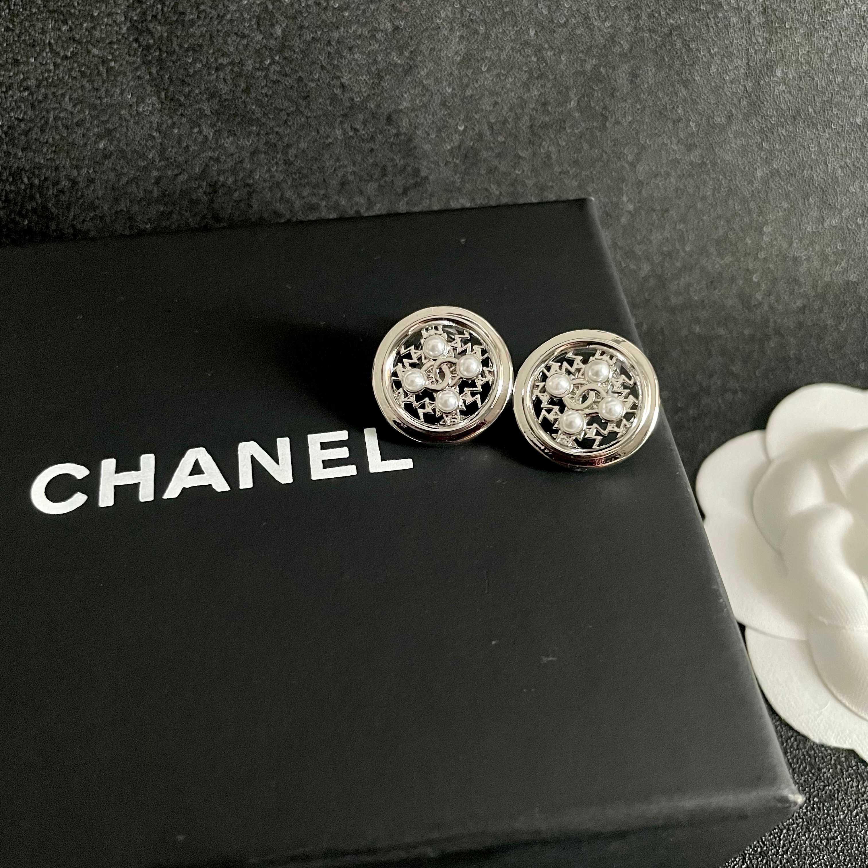  Chanel香奈儿 中古 双C耳钉👀原版复刻logo 小香家的款式真心无需多介绍😘🎶每一款都超好看，精