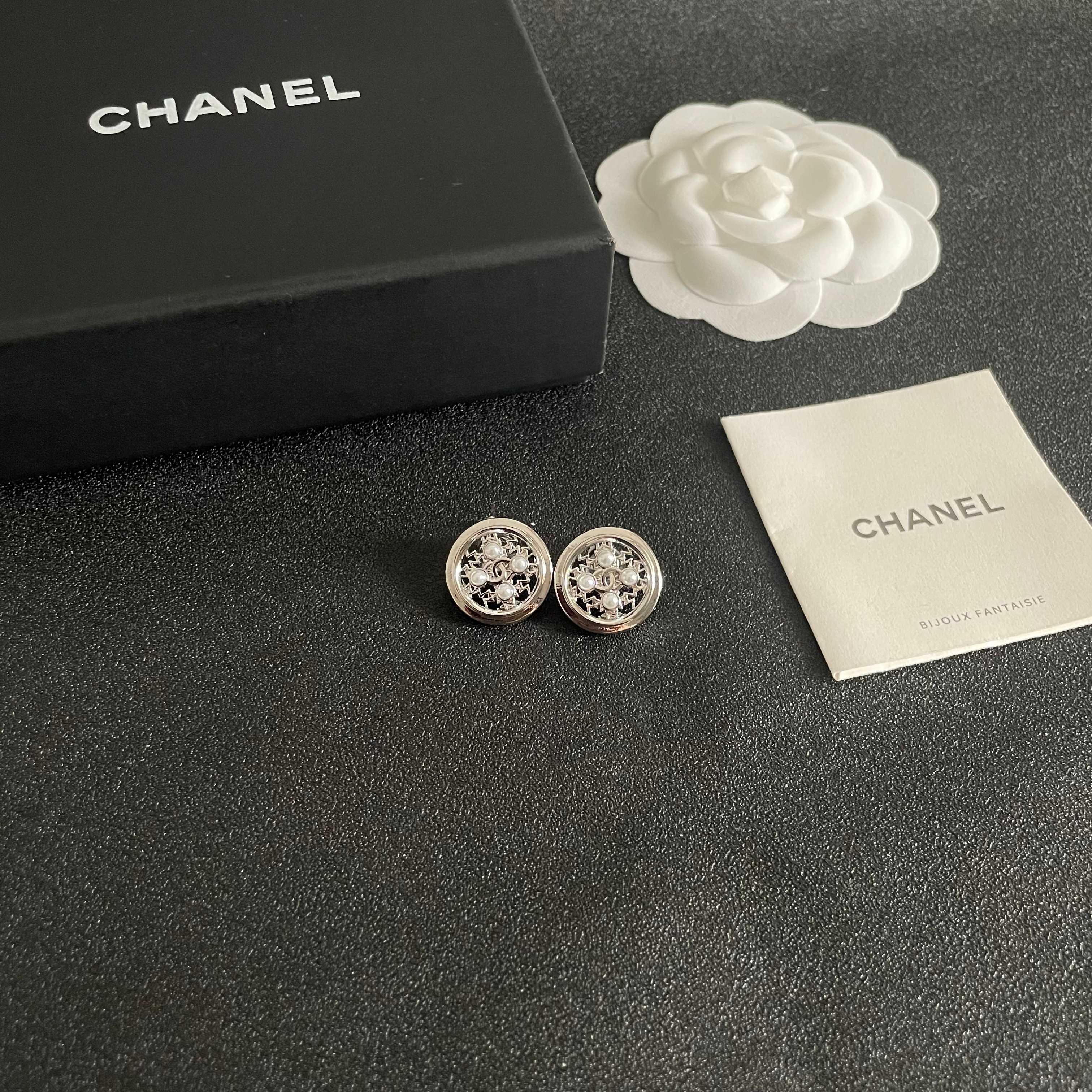  Chanel香奈儿 中古 双C耳钉👀原版复刻logo 小香家的款式真心无需多介绍😘🎶每一款都超好看，精