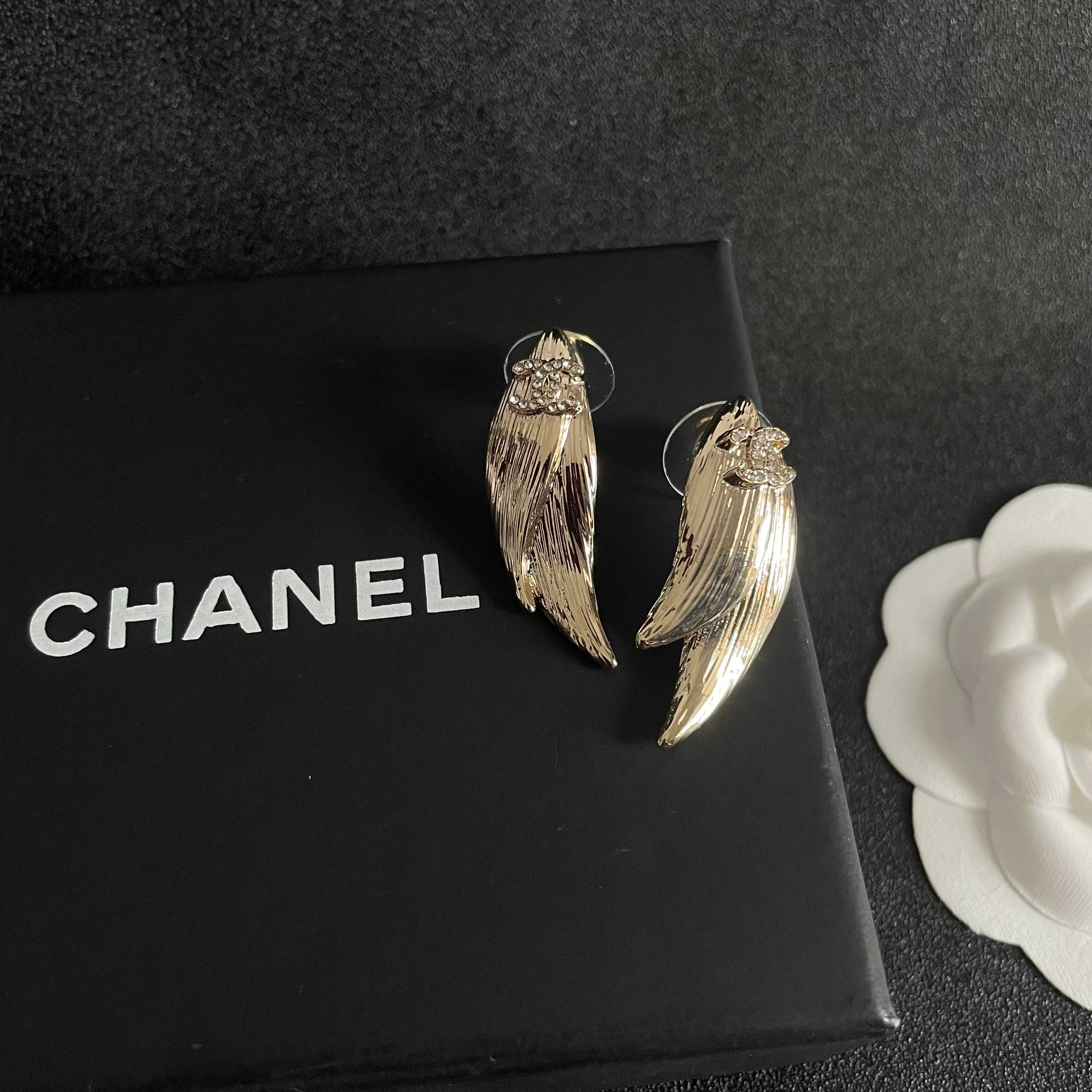  Chanel香奈儿 中古 双C耳钉👀原版复刻logo 小香家的款式真心无需多介绍😘🎶每一款都超好看，精