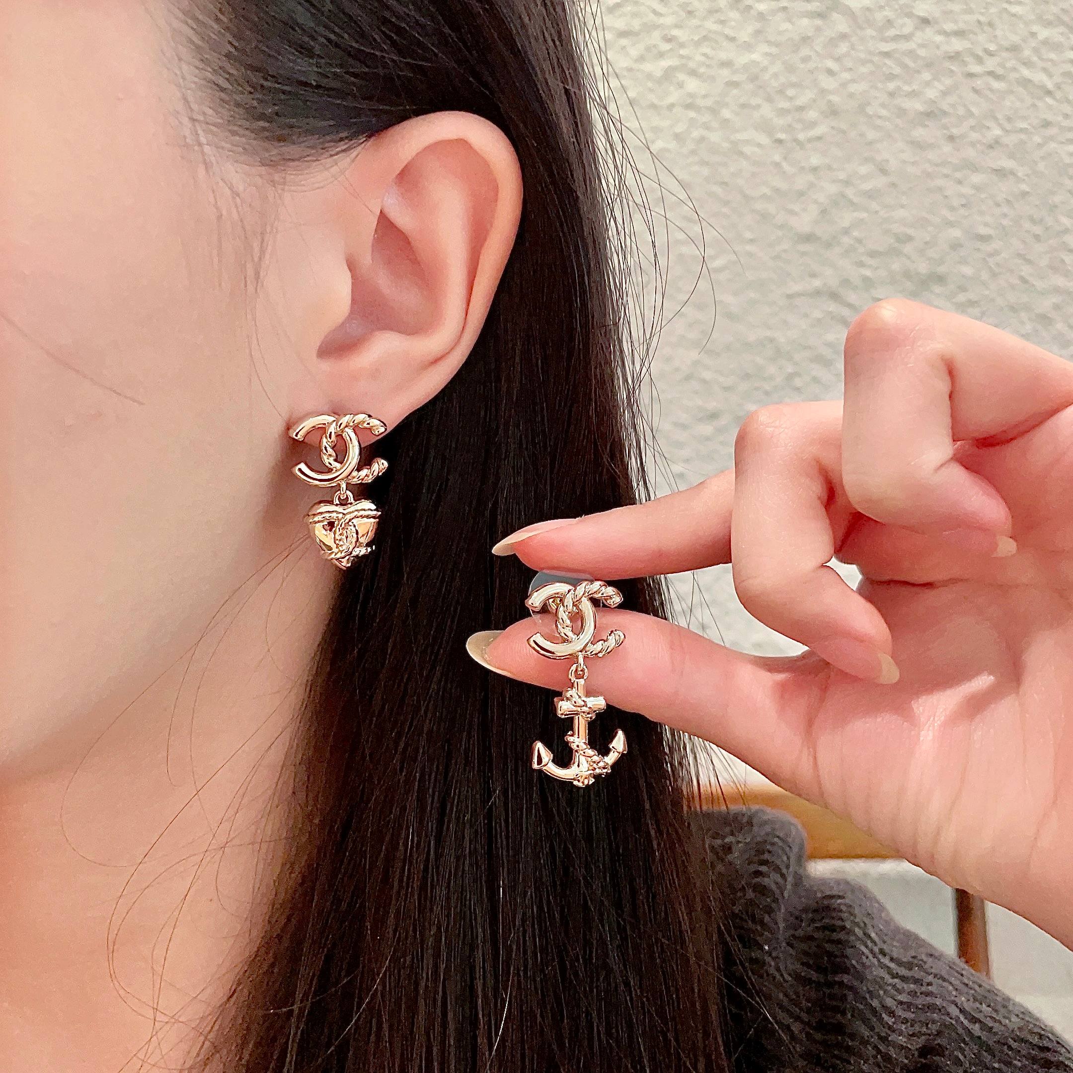  Chanel香奈儿 中古 双C耳钉👀原版复刻logo 小香家的款式真心无需多介绍😘🎶每一款都超好看，精