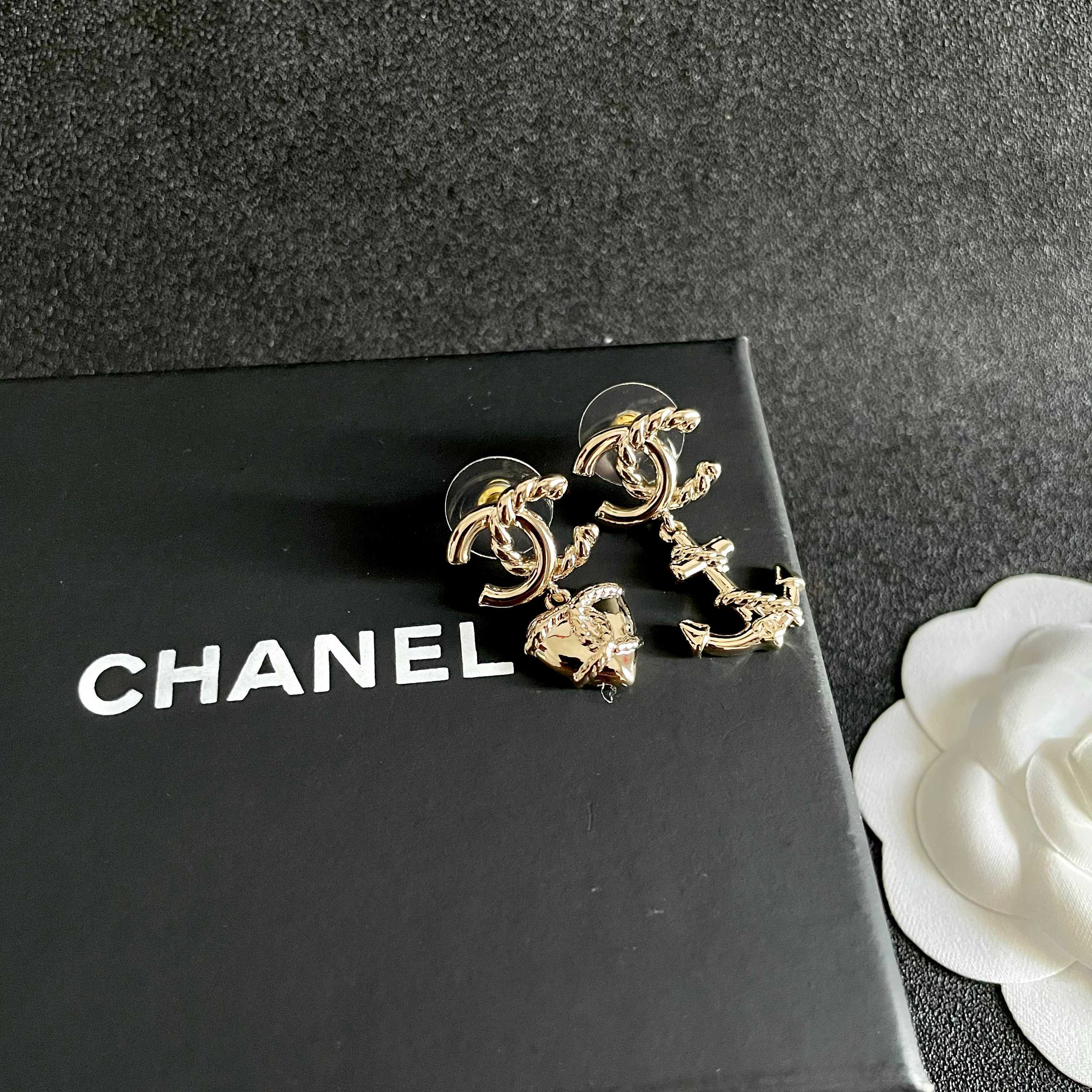  Chanel香奈儿 中古 双C耳钉👀原版复刻logo 小香家的款式真心无需多介绍😘🎶每一款都超好看，精