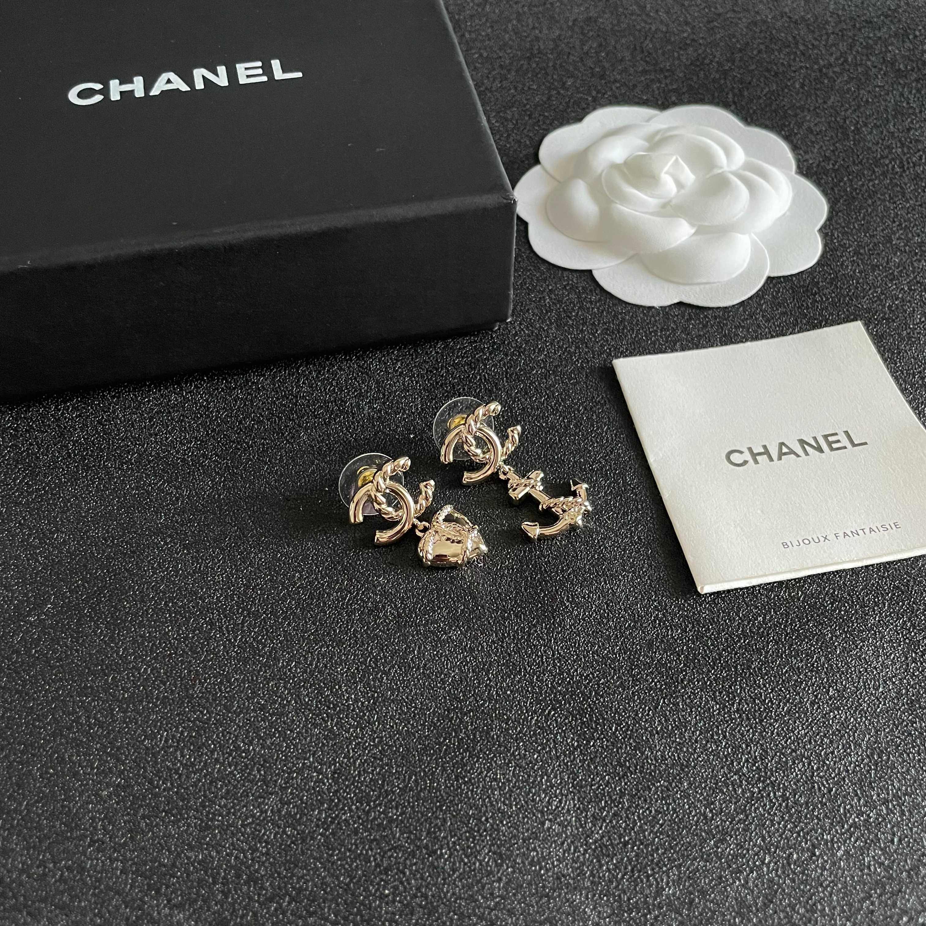  Chanel香奈儿 中古 双C耳钉👀原版复刻logo 小香家的款式真心无需多介绍😘🎶每一款都超好看，精