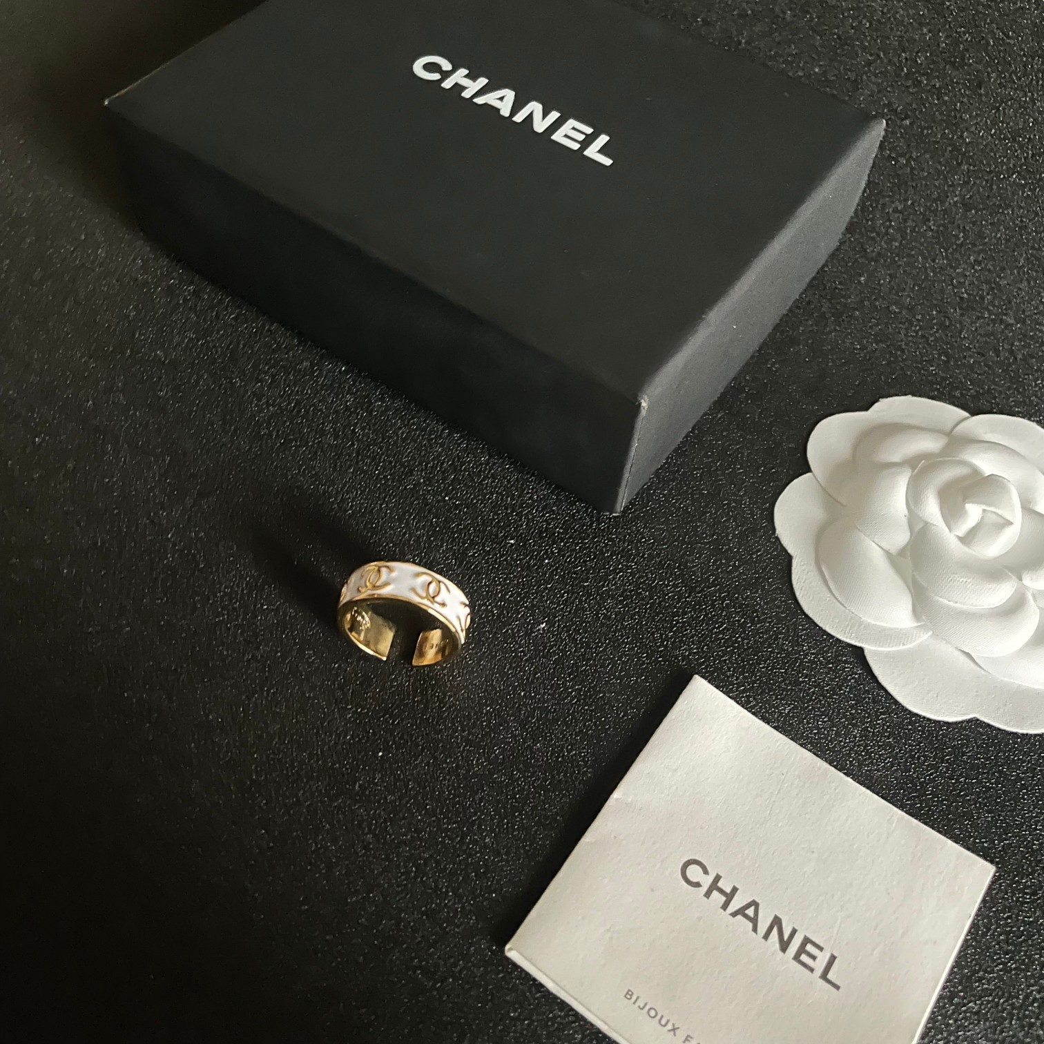  小香风Chanel字母双C造型戒指！一戴就忍不住想夸的一款，简约的设计，超精致又显手白，简直爱了！又可