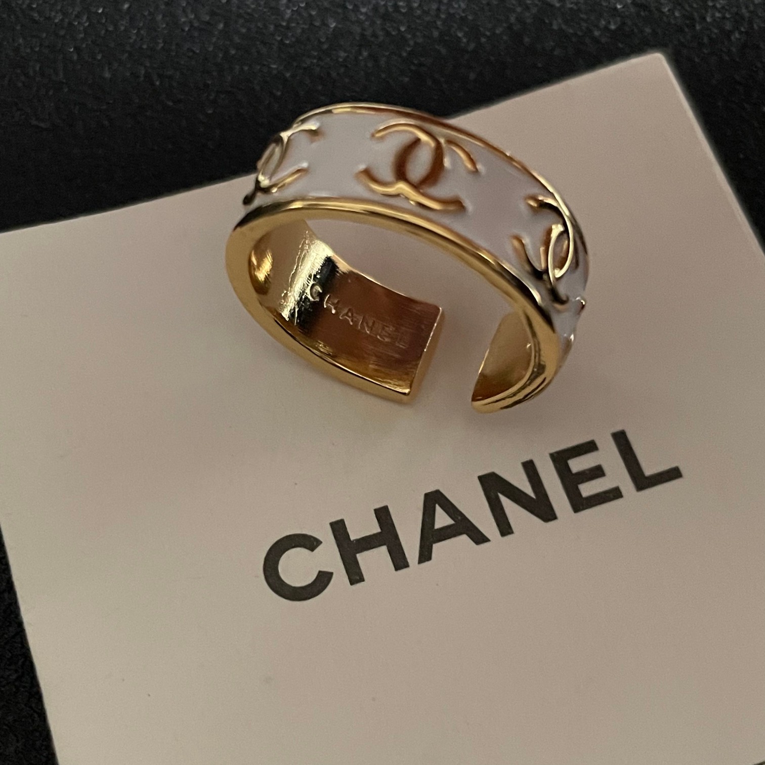 小香风Chanel字母双C造型戒指！一戴就忍不住想夸的一款，简约的设计，超精致又显手白，简直爱了！又可