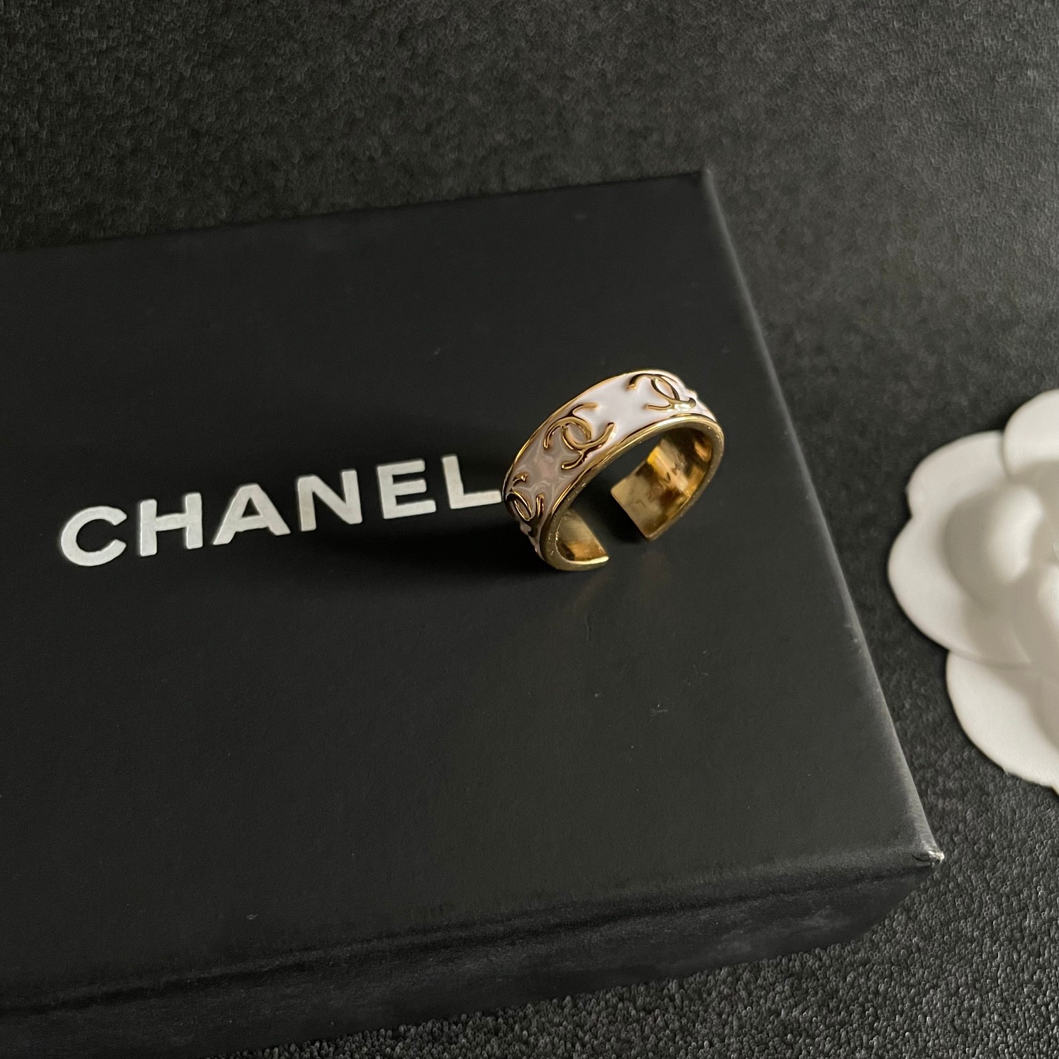  小香风Chanel字母双C造型戒指！一戴就忍不住想夸的一款，简约的设计，超精致又显手白，简直爱了！又可