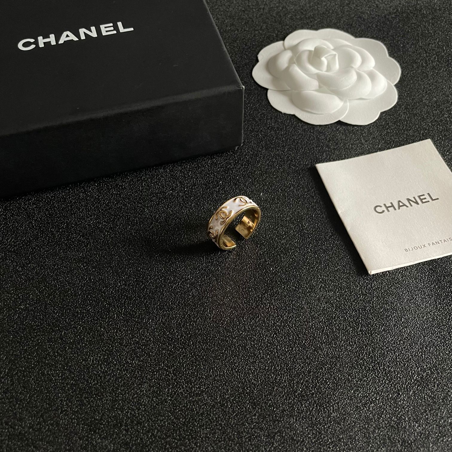  小香风Chanel字母双C造型戒指！一戴就忍不住想夸的一款，简约的设计，超精致又显手白，简直爱了！又可