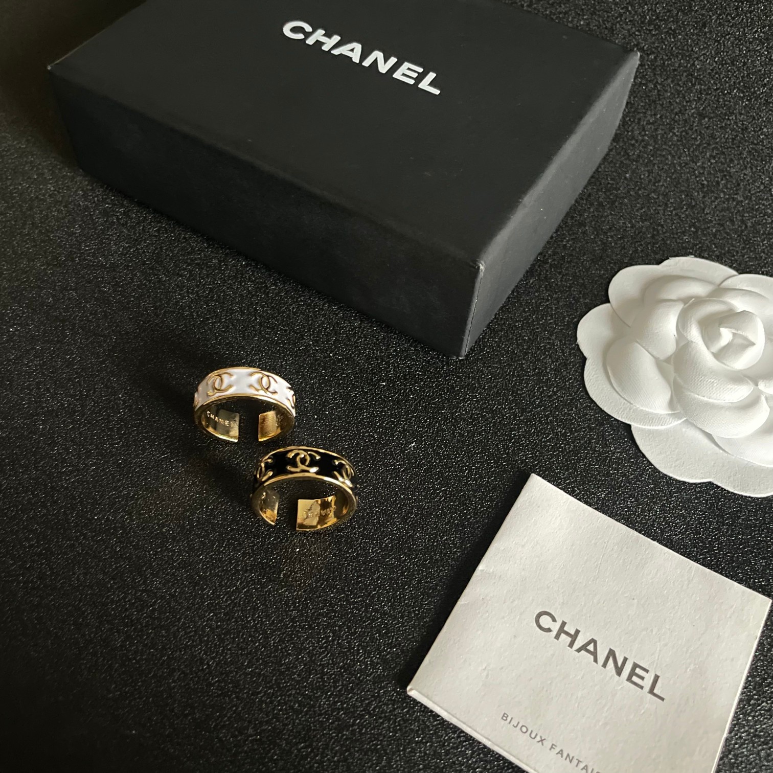  小香风Chanel字母双C造型戒指！一戴就忍不住想夸的一款，简约的设计，超精致又显手白，简直爱了！又可