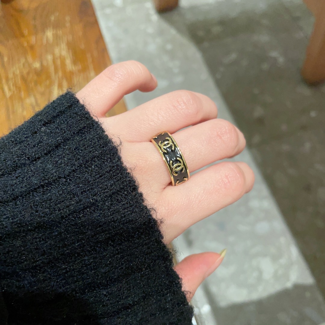  小香风Chanel字母双C造型戒指！一戴就忍不住想夸的一款，简约的设计，超精致又显手白，简直爱了！又可