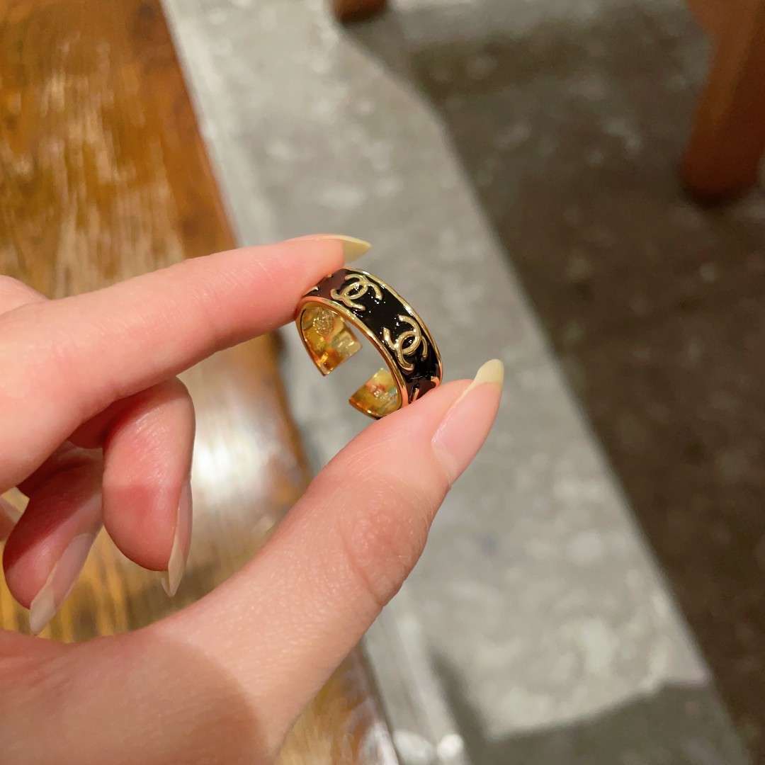 小香风Chanel字母双C造型戒指！一戴就忍不住想夸的一款，简约的设计，超精致又显手白，简直爱了！又可
