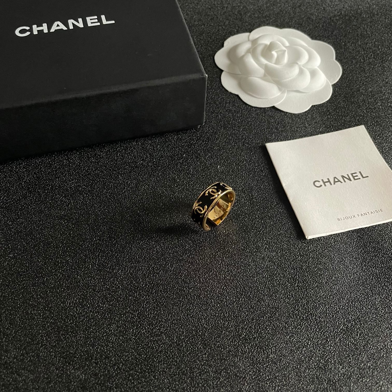  小香风Chanel字母双C造型戒指！一戴就忍不住想夸的一款，简约的设计，超精致又显手白，简直爱了！又可