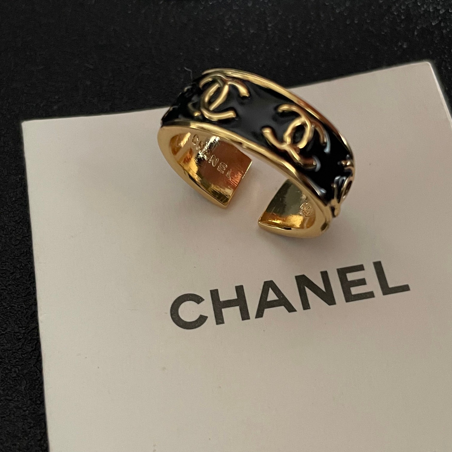  小香风Chanel字母双C造型戒指！一戴就忍不住想夸的一款，简约的设计，超精致又显手白，简直爱了！又可
