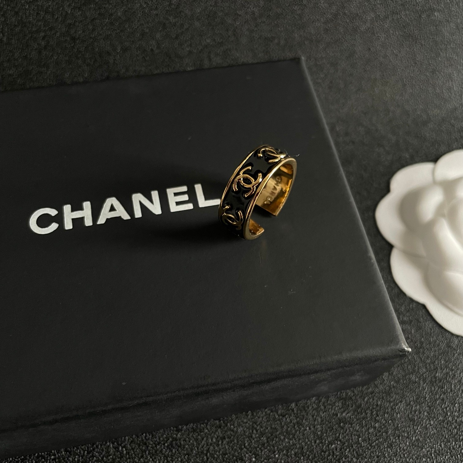  小香风Chanel字母双C造型戒指！一戴就忍不住想夸的一款，简约的设计，超精致又显手白，简直爱了！又可