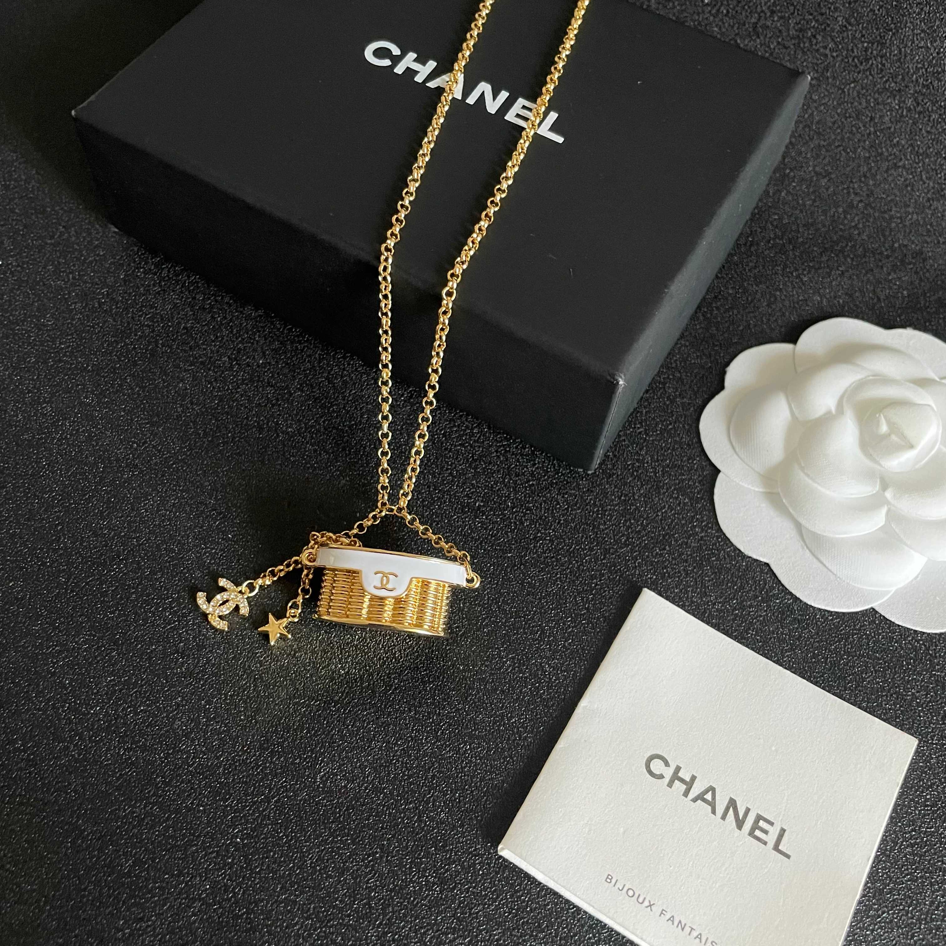  Chanel香奈儿 中古 字母 项链👀小香家的款式真心无需多介绍😘🎶每一款都超好看，精致大方，非常显气
