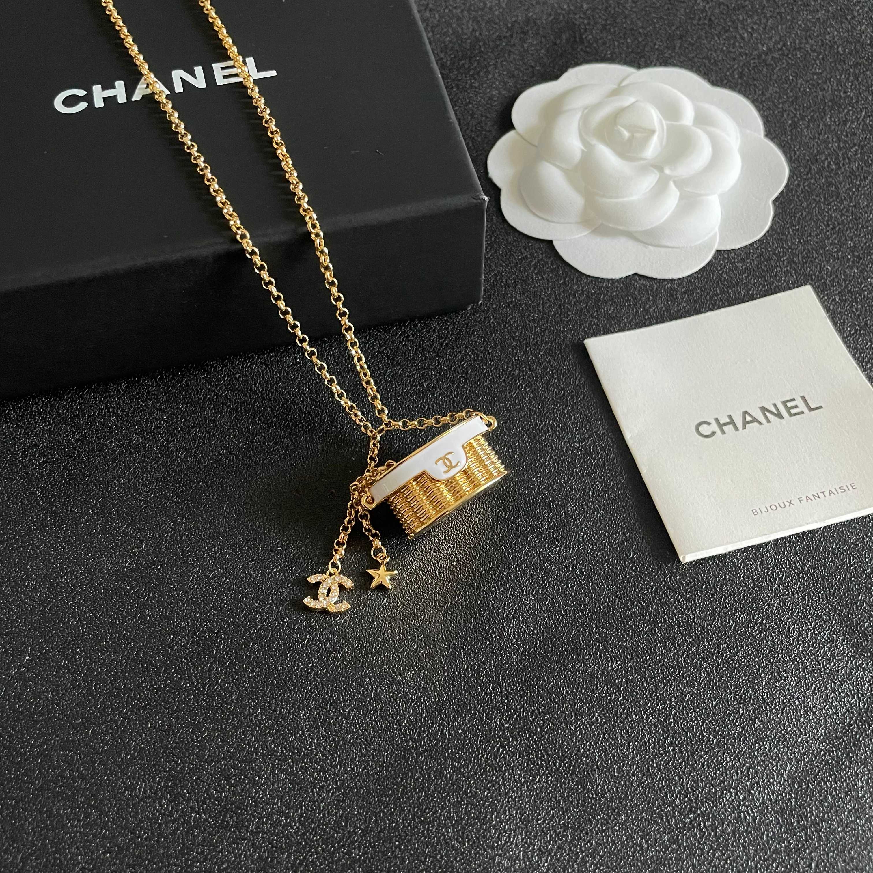  Chanel香奈儿 中古 字母 项链👀小香家的款式真心无需多介绍😘🎶每一款都超好看，精致大方，非常显气